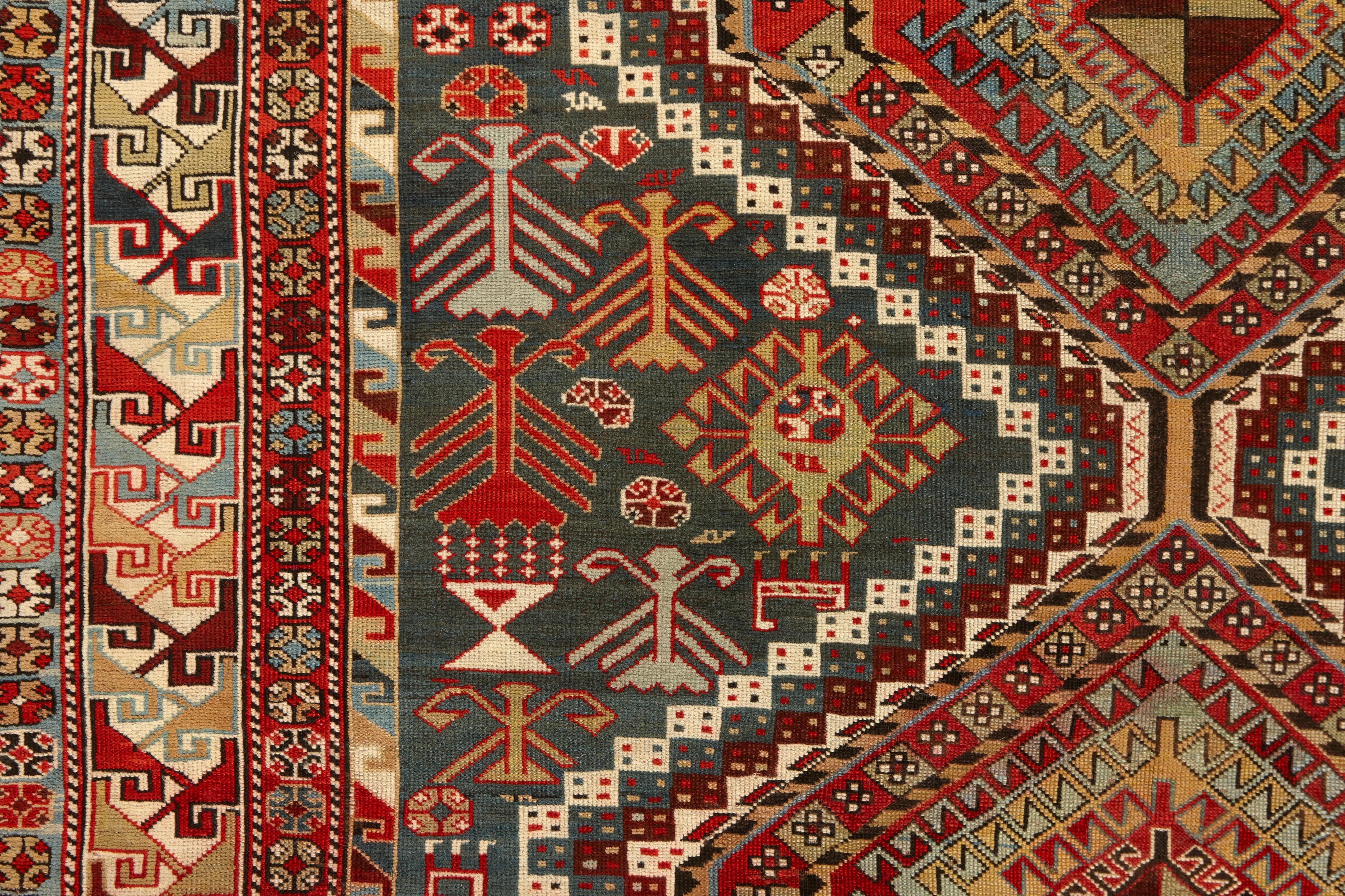 S'inspirant d'anciens motifs tribaux, de dessins géométriques et d'abstractions ludiques, les tapis caucasiens sont tissés dans un cadre tribal par des villageois ou des nomades.

Les tapis caucasiens sont tissés en Géorgie, en Arménie, en