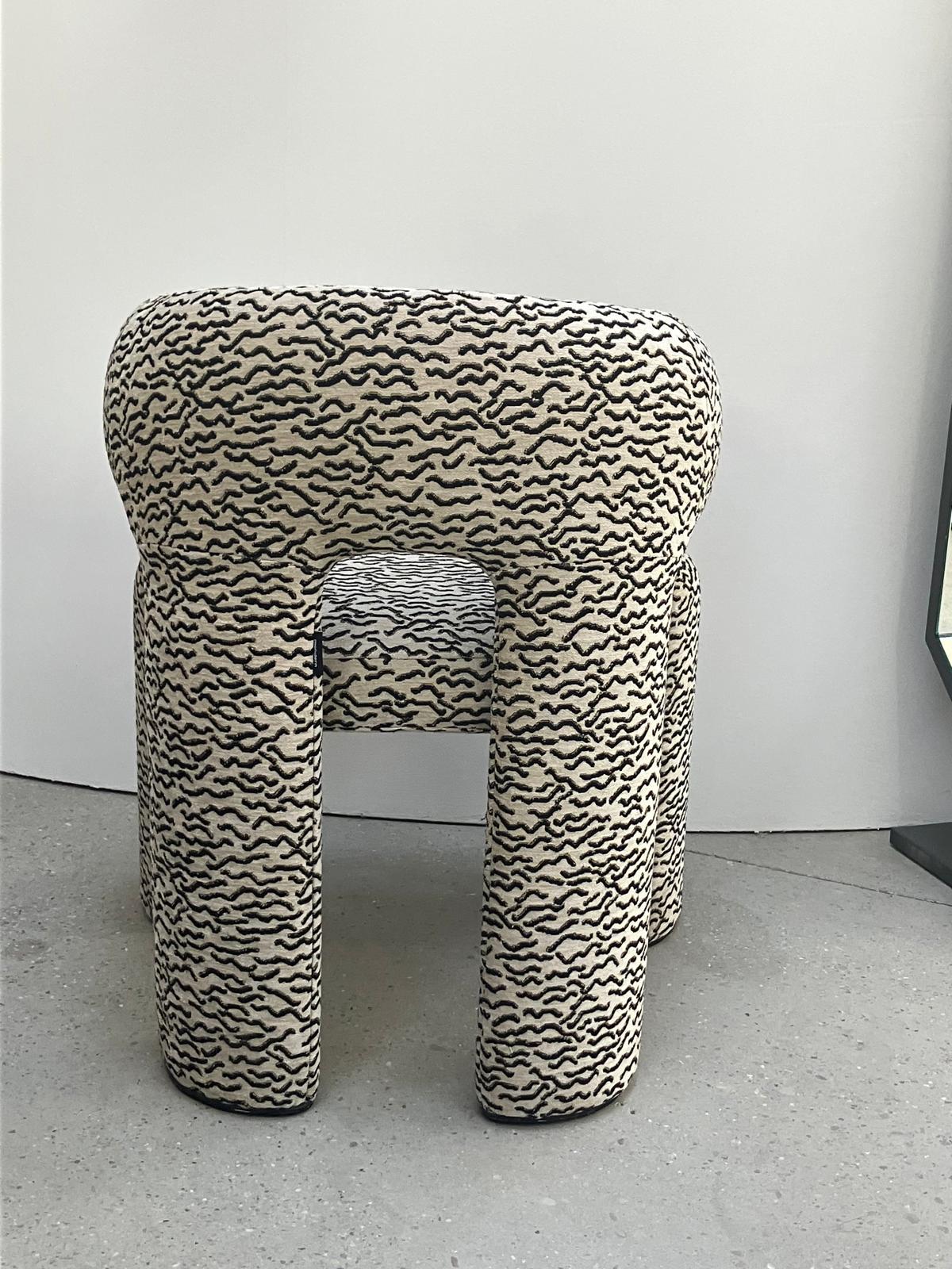 La chaise de salle à manger Apollo s'inspire de l'énergie dynamique du dieu grec, incarnant la force et l'élégance dans sa forme sculpturale audacieuse. Son design arrondi distinctif ajoute une touche de modernité à toute salle à manger.

Disponible