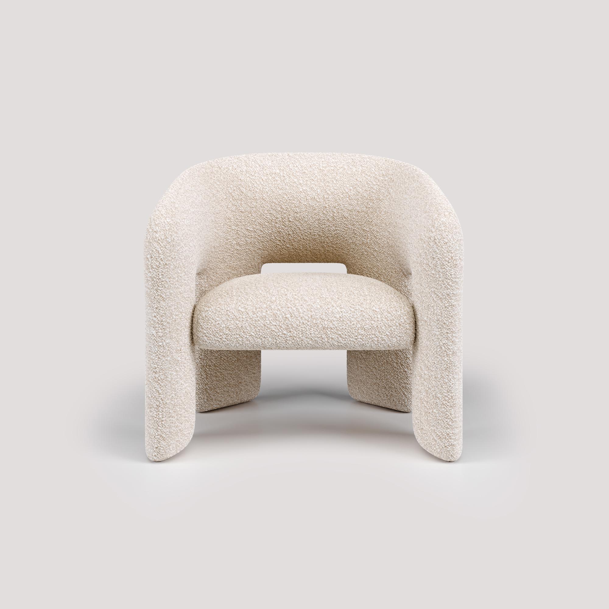 Celebrating the art of relaxed sophistication, the Bold Armchair is a statement piece that embodies the spirit of modern design. The skillful use of high-quality materials, combined with craftsmanship, gives the Bold Armchair a modern and
