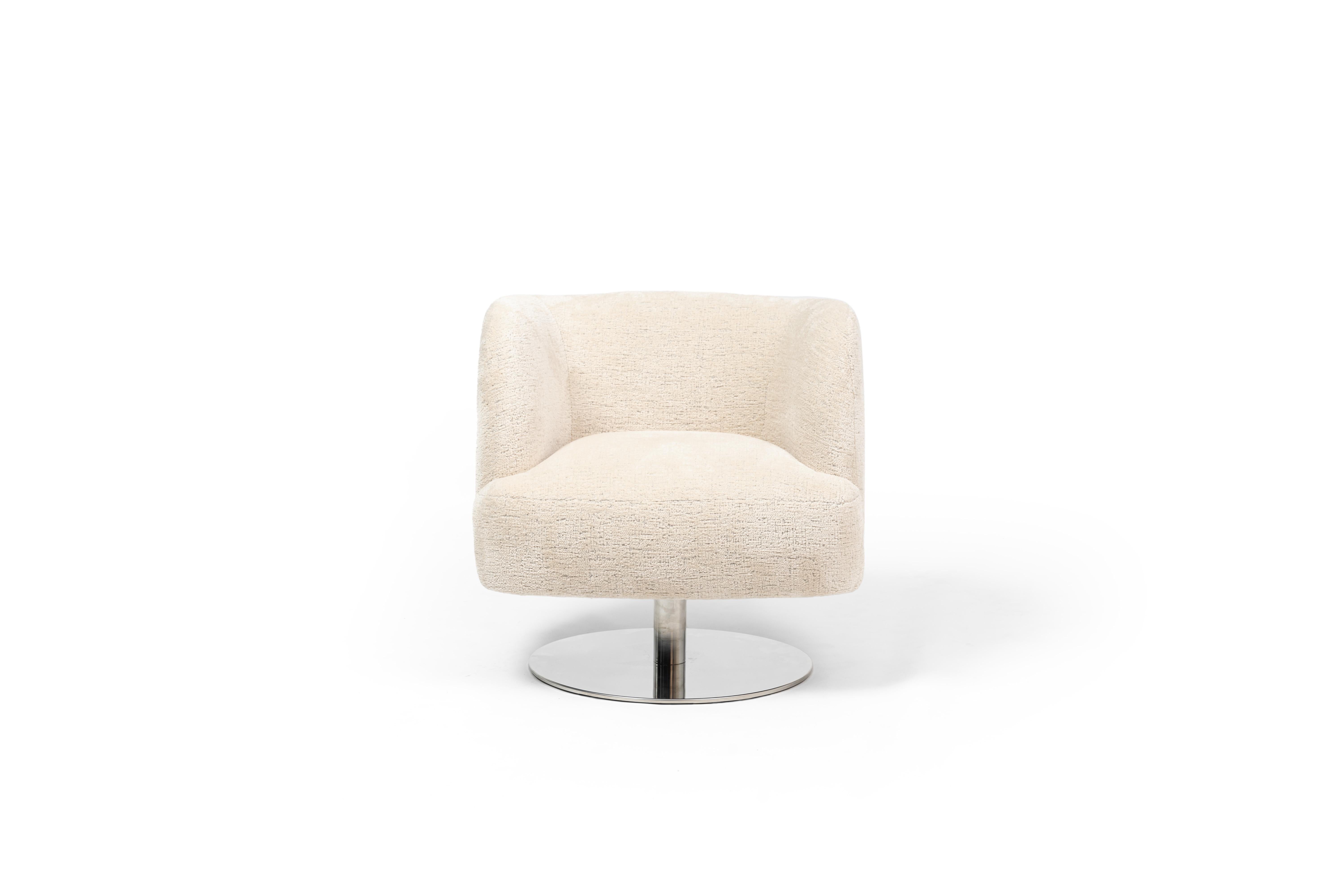 Sillón Bold de RALPH M
Dimensiones: An 71 x Pr 70 x Al 70 cm. 
Materiales: Haya maciza, Metal, Tela.

Detalles:
Armazón: Haya maciza.
Muelle del asiento: Cinchas elásticas entrelazadas.
Asiento: Espuma de alta resiliencia de 35 kg/m3 envuelta en