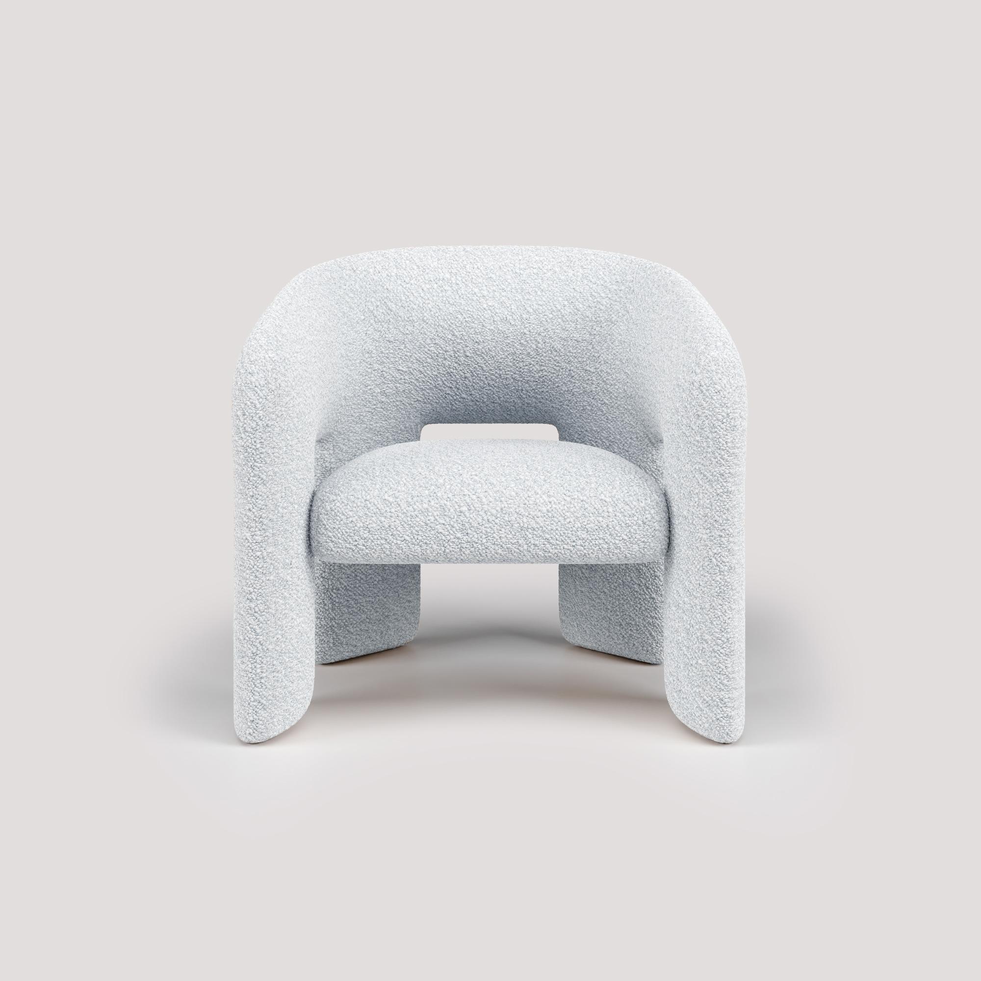 Celebrating the art of relaxed sophistication, the Bold Armchair is a statement piece that embodies the spirit of modern design. The skillful use of high-quality materials, combined with craftsmanship, gives the Bold Armchair a modern and
