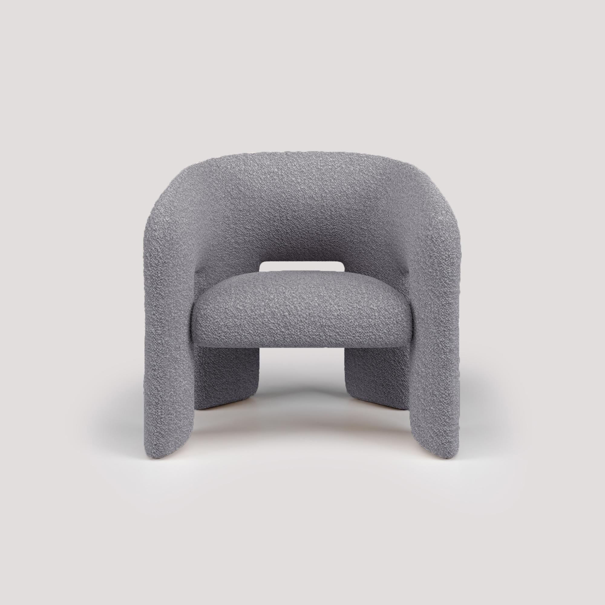 Celebrando el arte de la sofisticación relajada, el sillón Bold es una pieza que encarna el espíritu del diseño moderno. El hábil uso de materiales de alta calidad, combinado con la artesanía, confiere al sillón Bold un aspecto moderno y