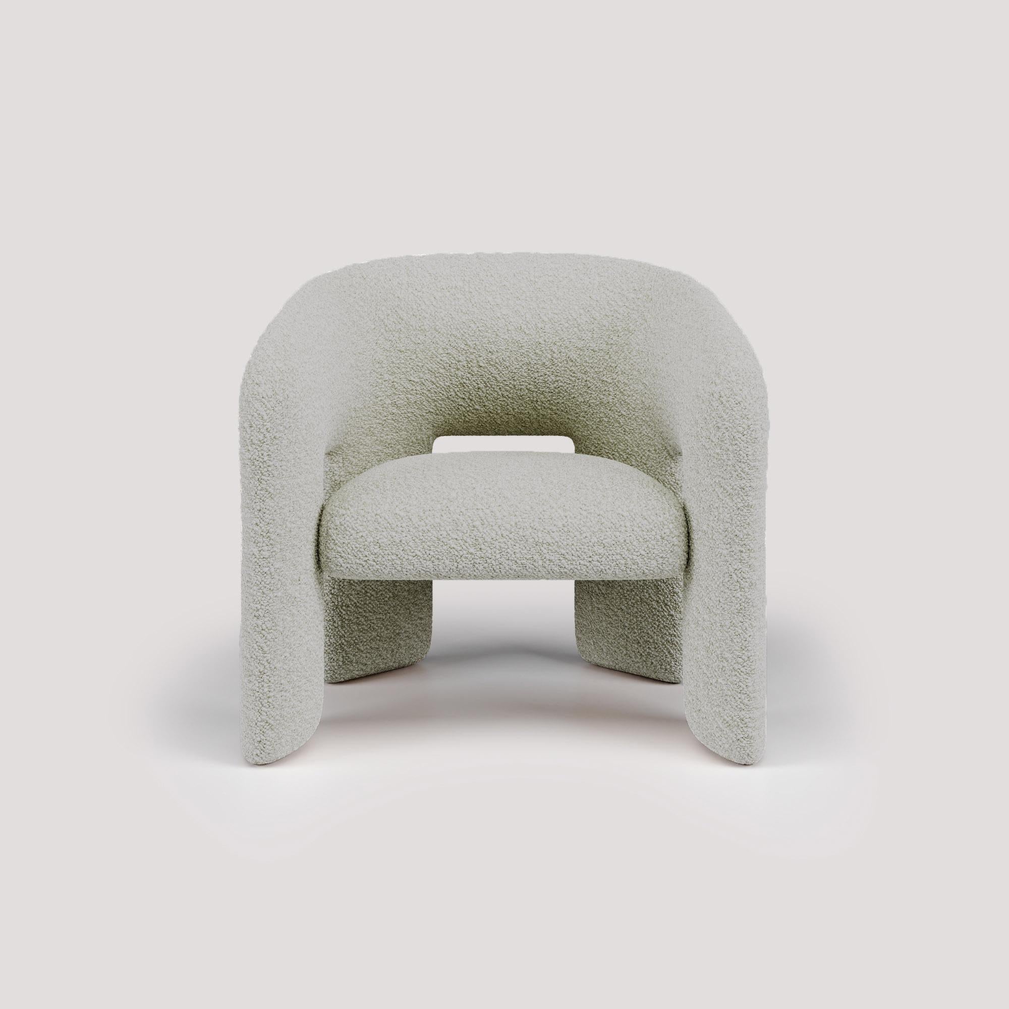 Celebrating the art of relaxed sophistication, the Bold Armchair is a statement piece that embodies the spirit of modern design. The skillful use of high-quality materials, combined with craftsmanship, gives the Bold Armchair a modern and