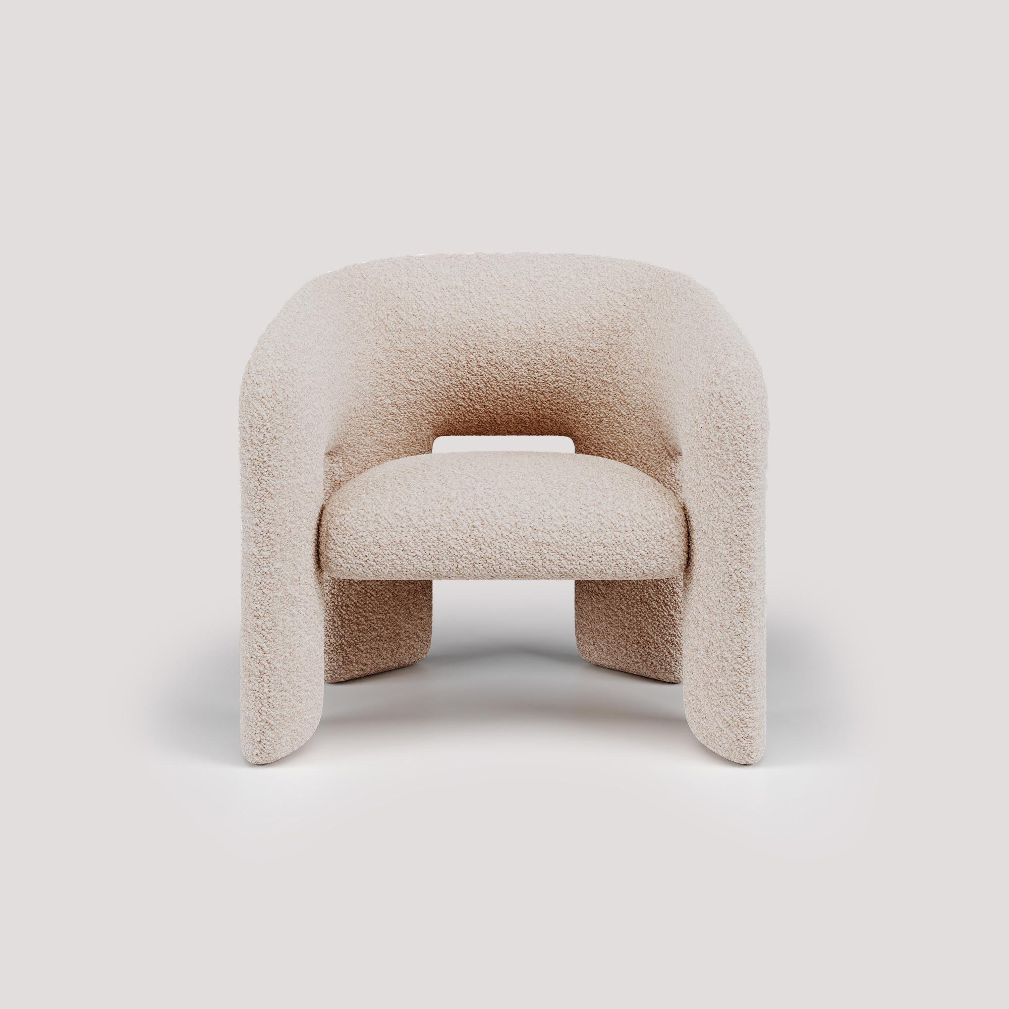 Celebrando el arte de la sofisticación relajada, el sillón Bold es una pieza que encarna el espíritu del diseño moderno. El hábil uso de materiales de alta calidad, combinado con la artesanía, confiere al sillón Bold un aspecto moderno y