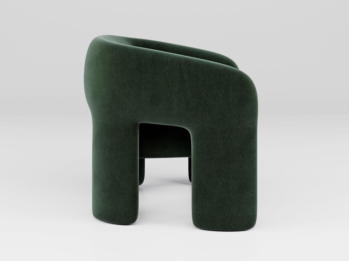 Célébrant l'art de la sophistication décontractée, le fauteuil Bold est une pièce qui incarne l'esprit du design moderne. L'utilisation habile de matériaux de haute qualité, combinée à un savoir-faire artisanal, confère au fauteuil Bold un aspect