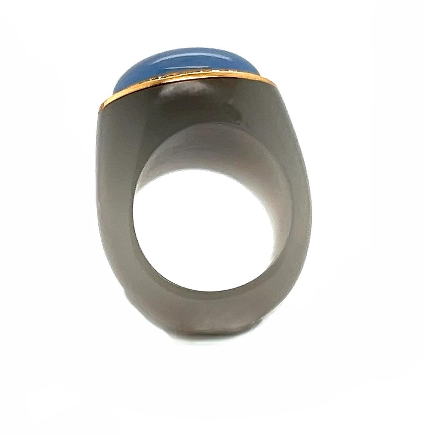 Mutiger Bakelitring mit Chalzedon, Diamanten und Goldakzenten (Cabochon) im Angebot