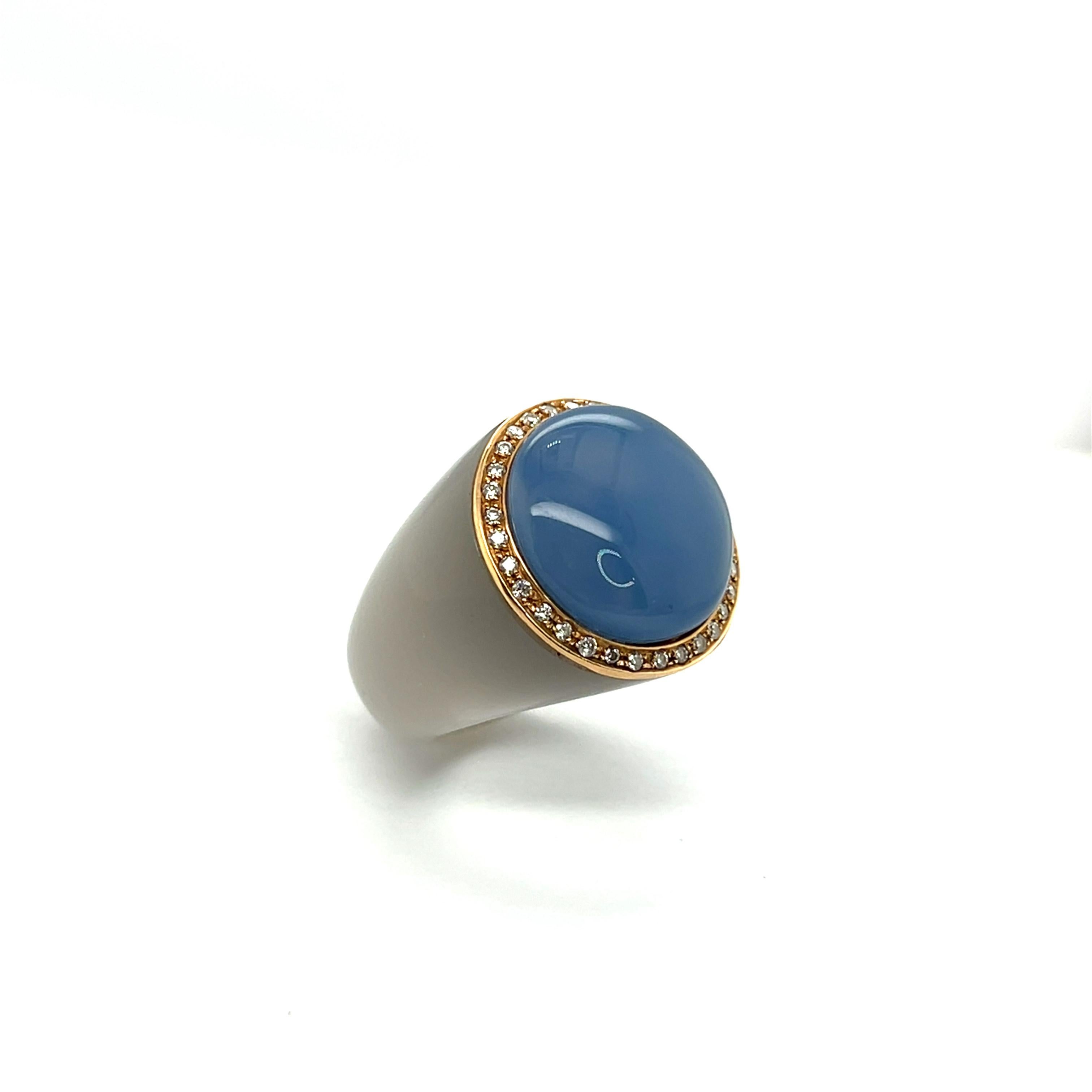Mutiger Bakelitring mit Chalzedon, Diamanten und Goldakzenten Damen im Angebot