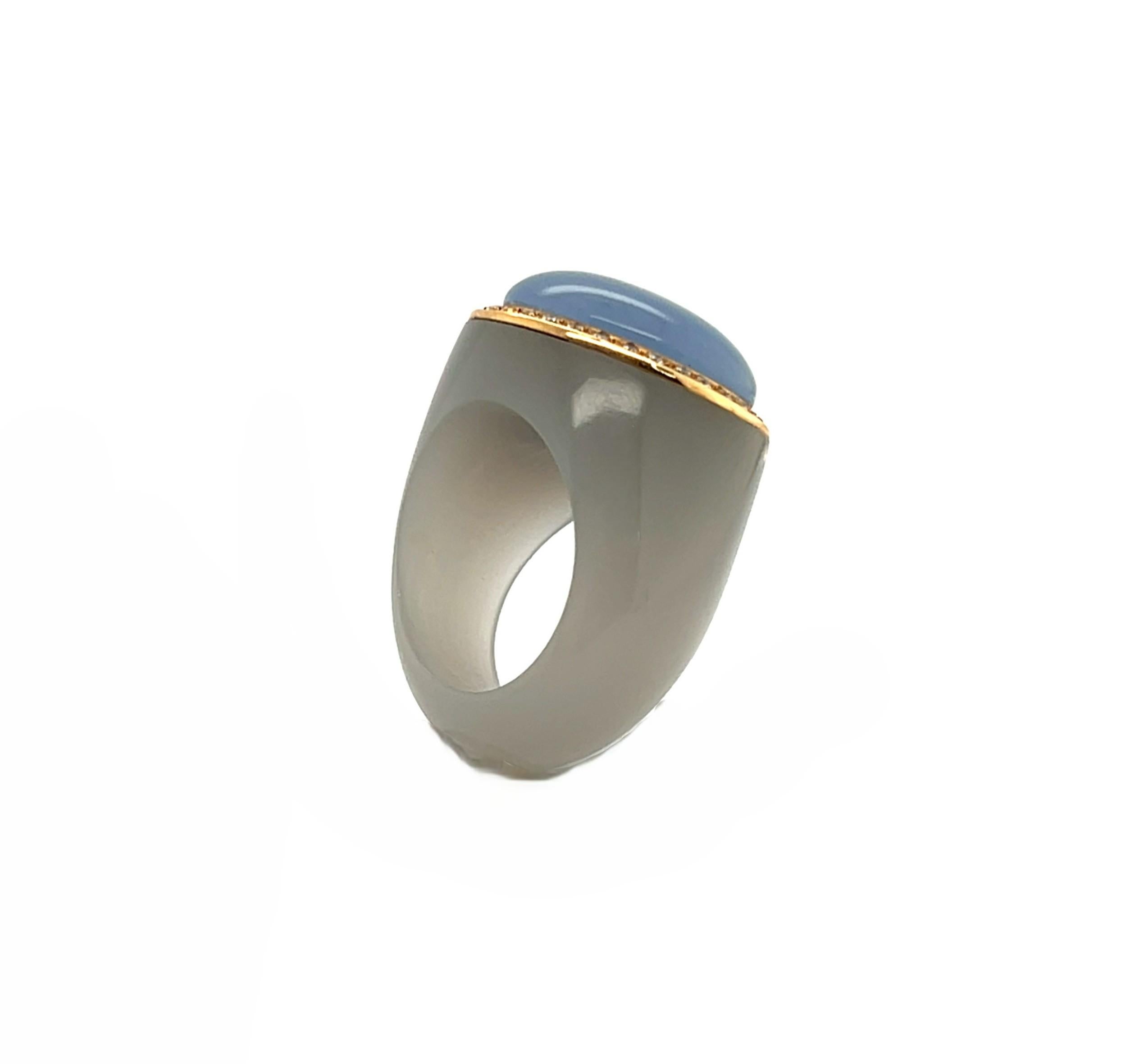 Mutiger Bakelitring mit Chalzedon, Diamanten und Goldakzenten im Angebot 1