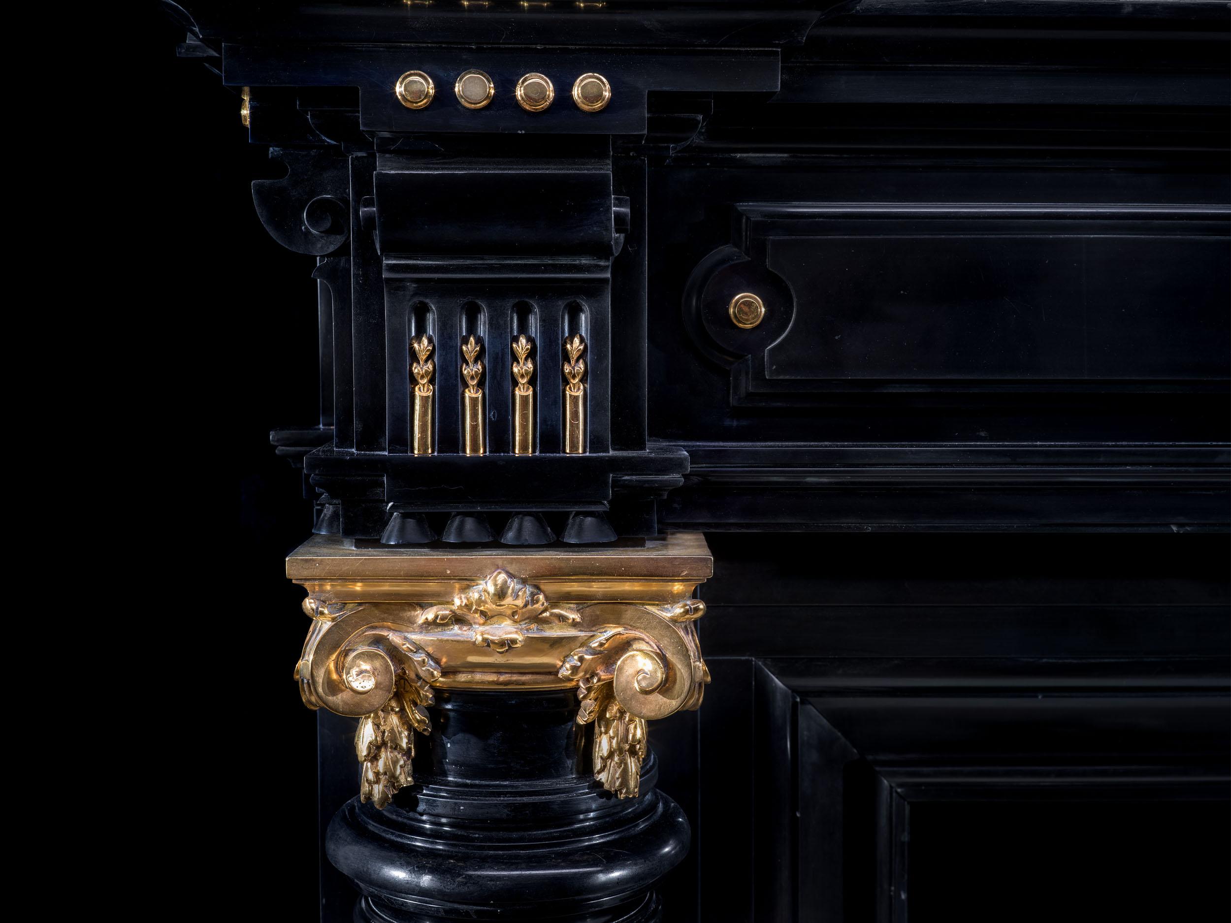 Kühnes belgisch-schwarzes Kaminfeuer mit Ormolu (Belgisch) im Angebot