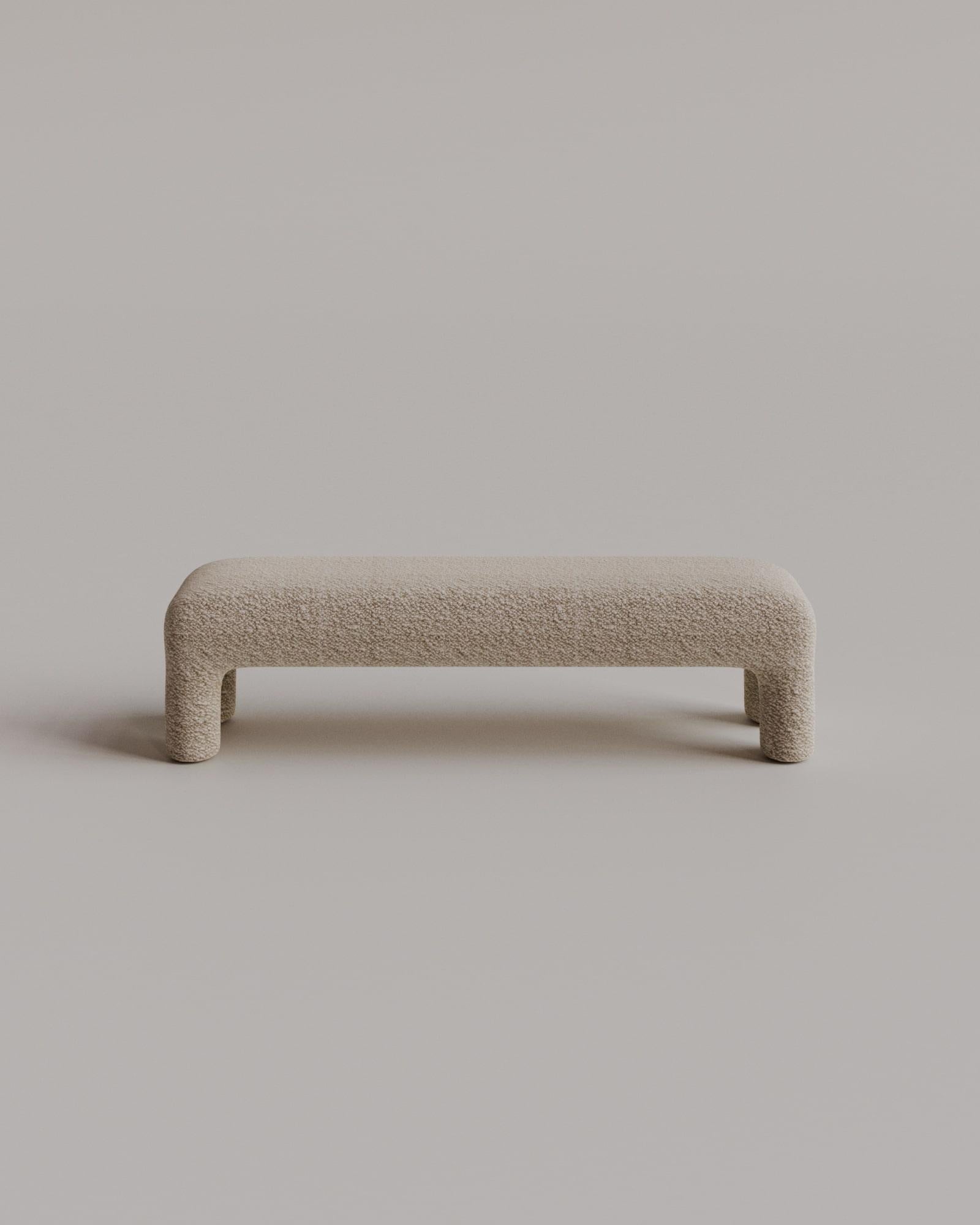 Le banc Bold Bench illustre l'équilibre harmonieux entre la forme et la fonction, fruit de décennies d'expertise et d'innovation en matière de design. La silhouette essentielle du Bold Bench est une étude de lignes épurées et de courbes douces,