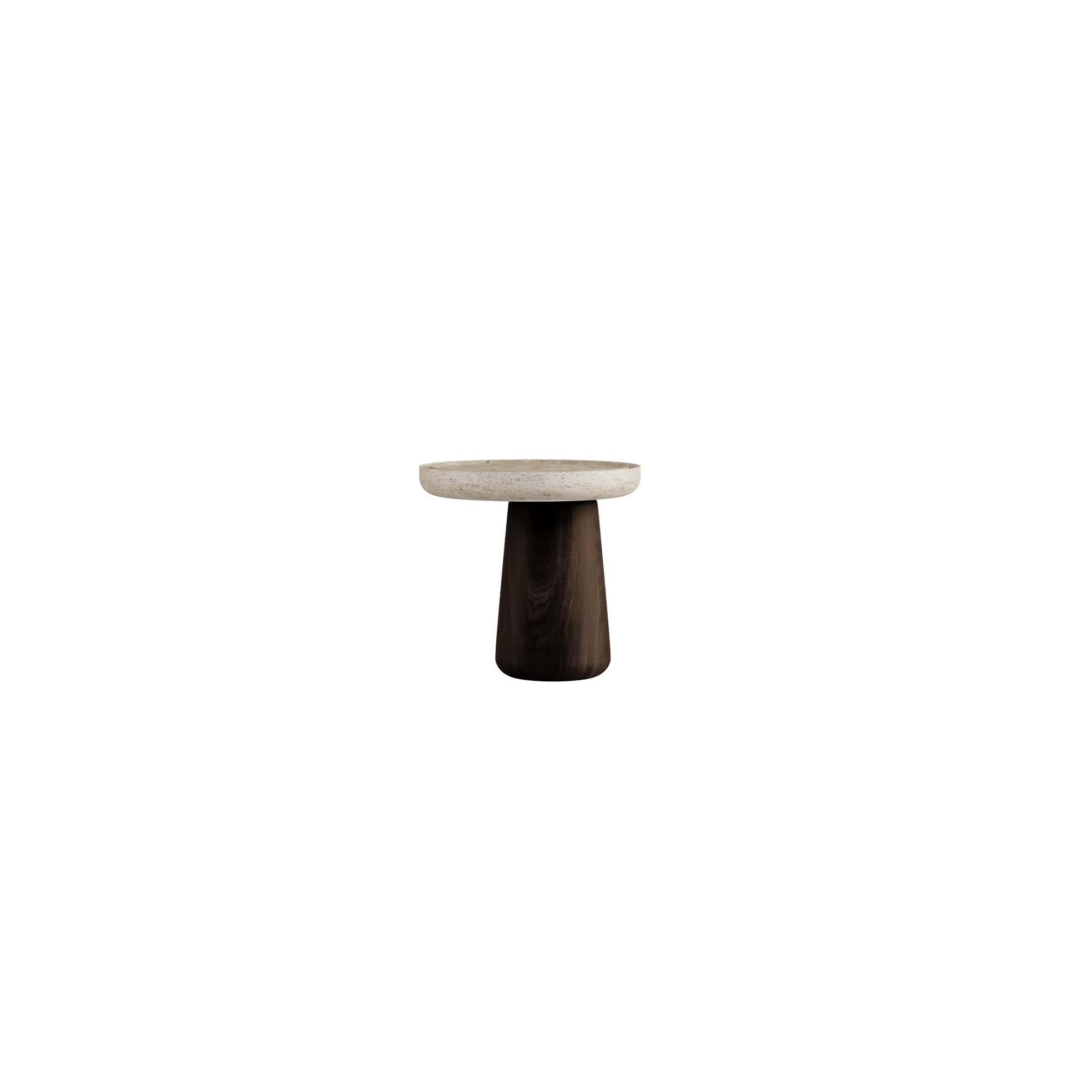 La table basse Bold Blend Large offre un équilibre harmonieux entre le bois et le marbre, avec des pieds en bois combinés à un élégant plateau en marbre disponible dans une gamme d'options de marbre, notamment Travertin, Crema Marfil et Forest