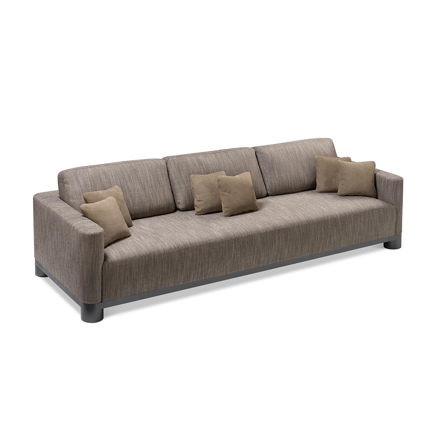 Dieses schlichte, elegante Dreisitzer-Sofa ist ein raffinierter Blickfang in einem modernen oder zeitgenössischen Interieur. Er zeichnet sich durch klare und minimalistische Linien aus, ruht auf kurzen, zylinderförmigen Füßen aus schwarzem,