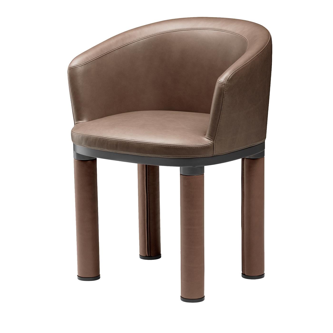 Da abbinare a un tavolo da pranzo della stessa serie per un look coeso e di indiscutibile eleganza, questa poltrona è stata concepita da Elisa Giovannoni come una sintesi di compattezza e comfort duraturo, indipendentemente dall'uso che se ne fa.