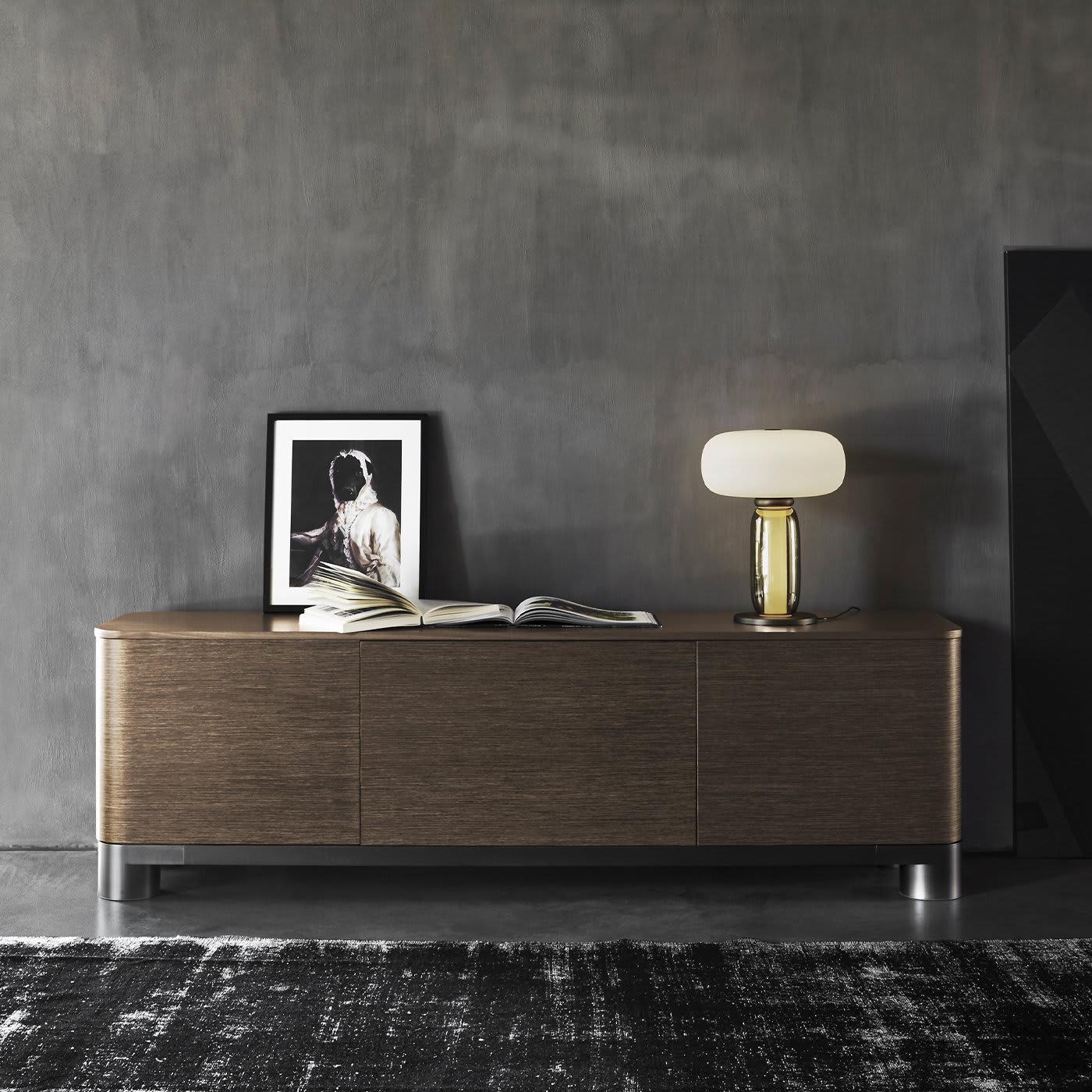 Una rivisitazione moderna di un pezzo classico, questo raffinato mobile buffet combina la funzionalità tradizionale con un fascino contemporaneo. Perfetta per completare qualsiasi spazio da pranzo, può ospitare perfettamente stoviglie di pregio.
