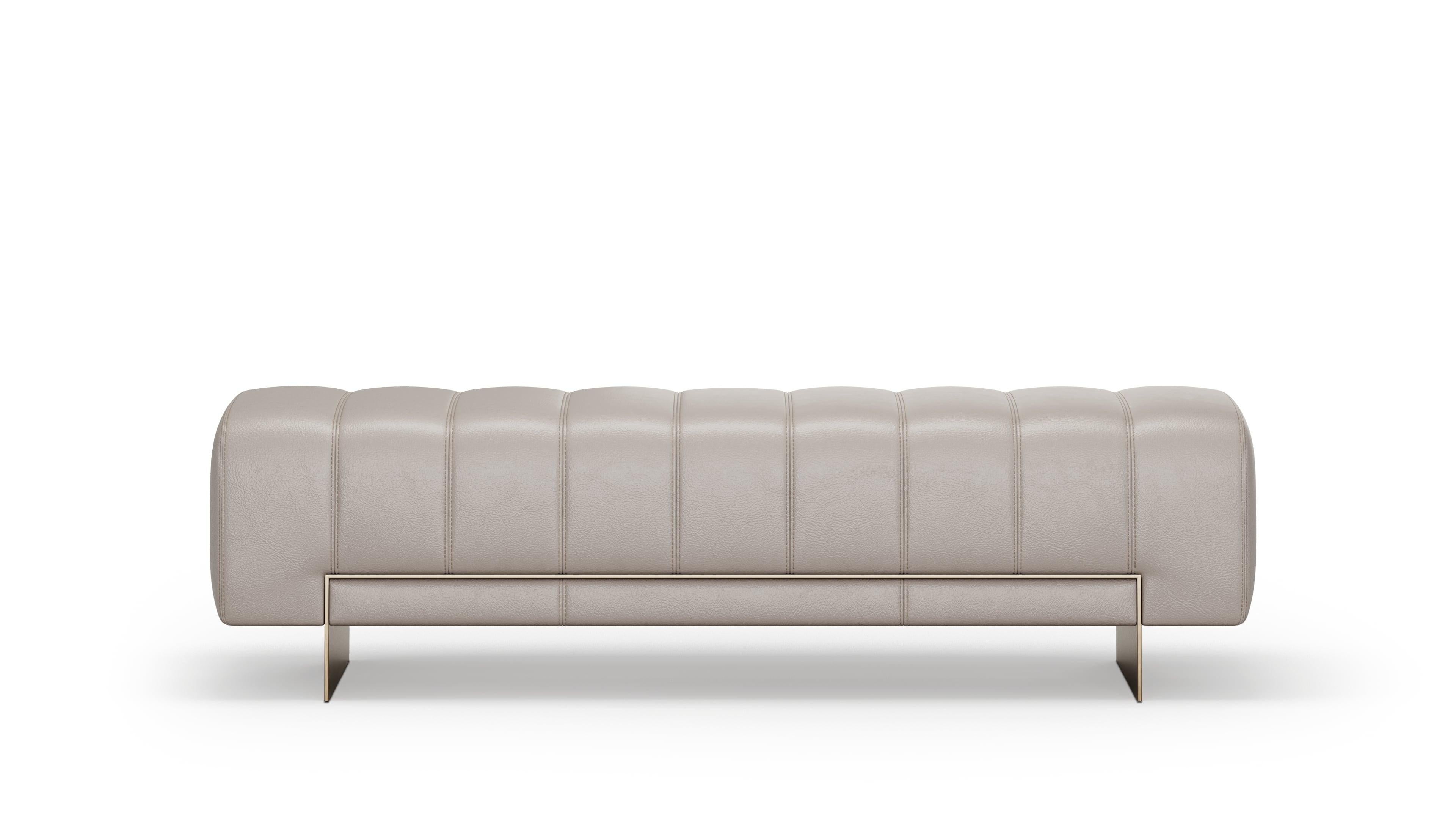 La banquette Camila, avec sa structure métallique raffinée et son revêtement douillet, est un sanctuaire de confort et de style. Sa conception réfléchie vous invite à vous asseoir, à vous détendre et à profiter d'un bref répit.