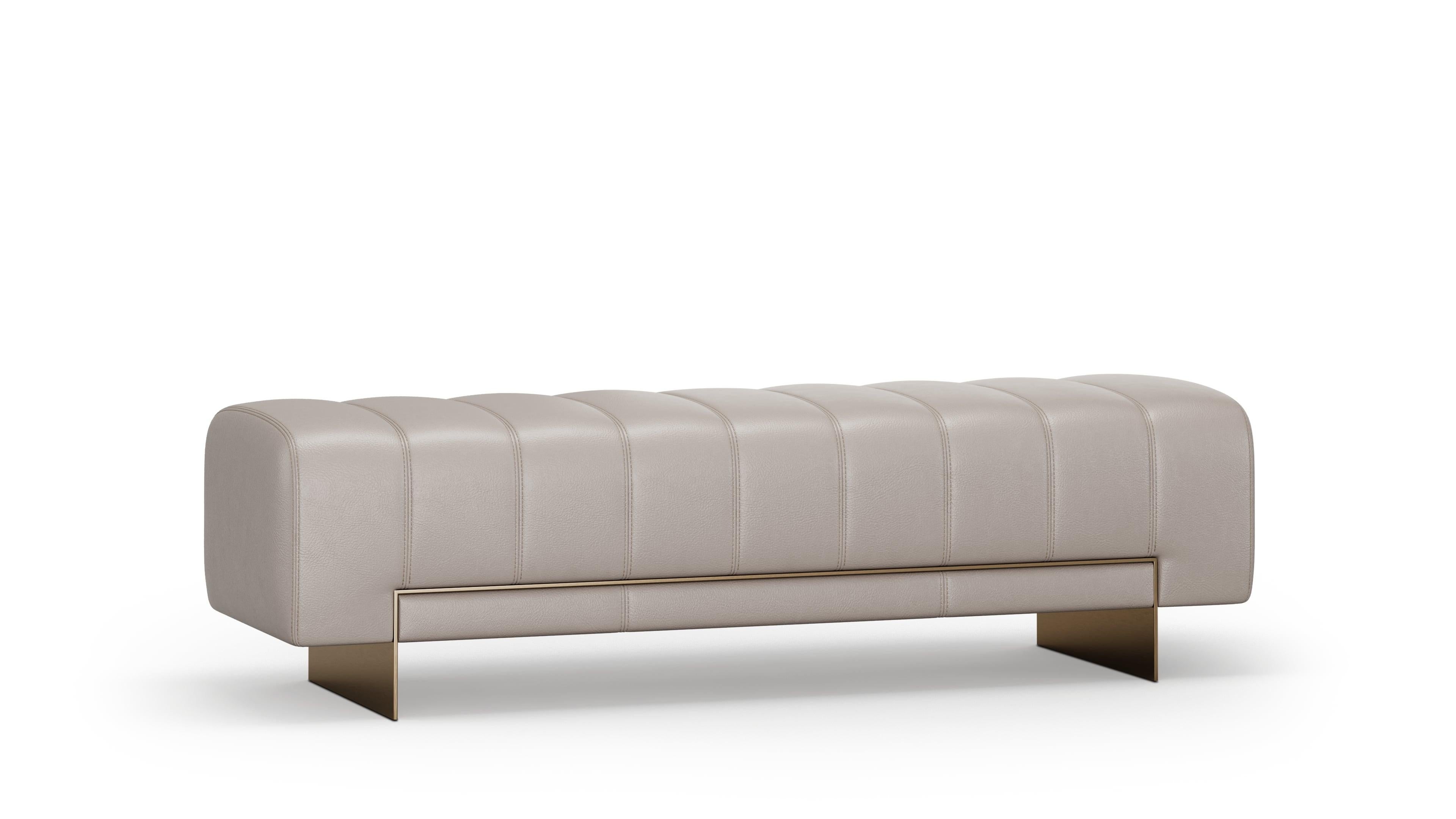 Mid-Century Modern Banc Bold Camila avec base en métal et détails en bois foncé en vente