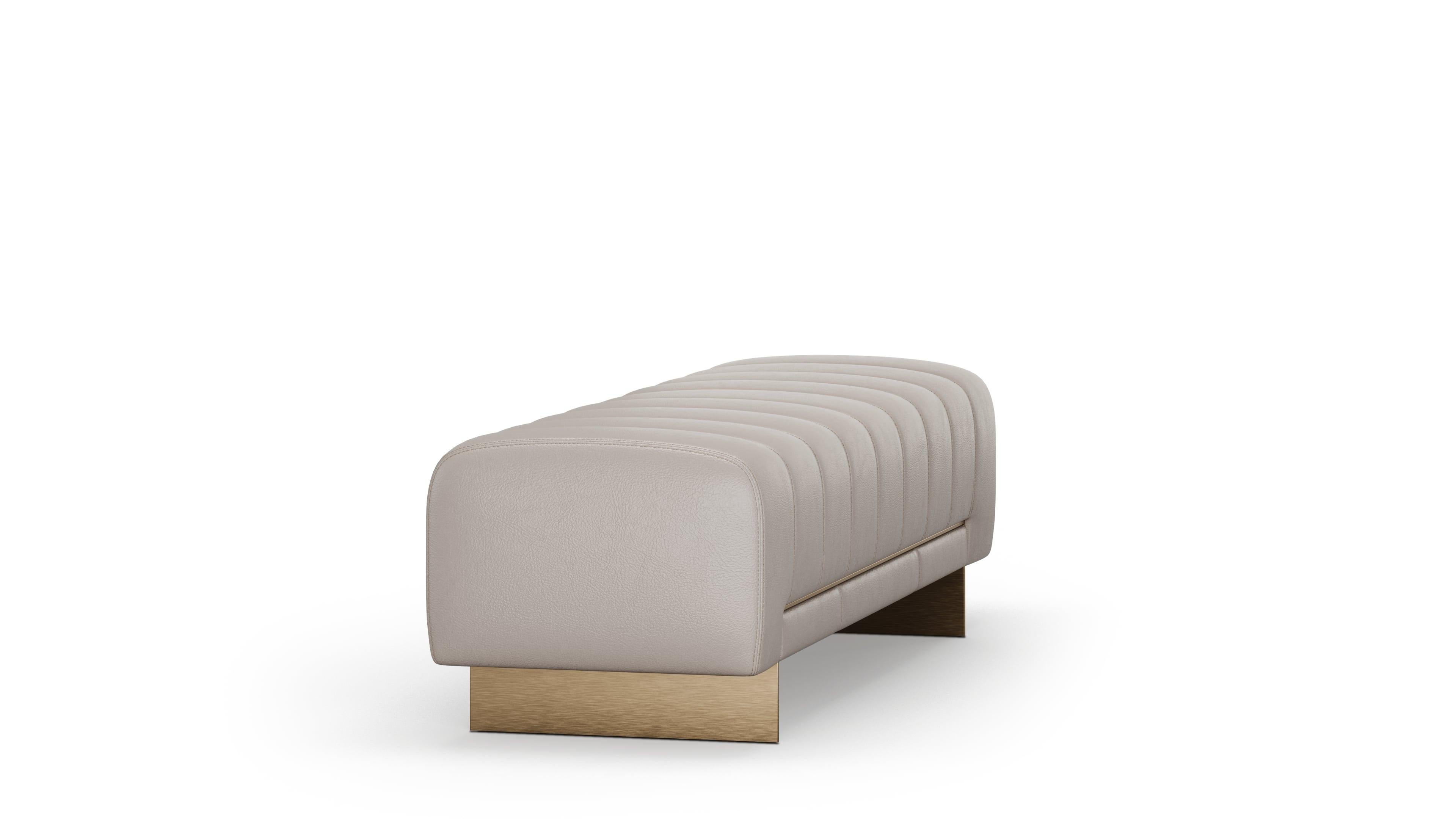 Portugais Banc Bold Camila avec base en métal et détails en bois foncé en vente