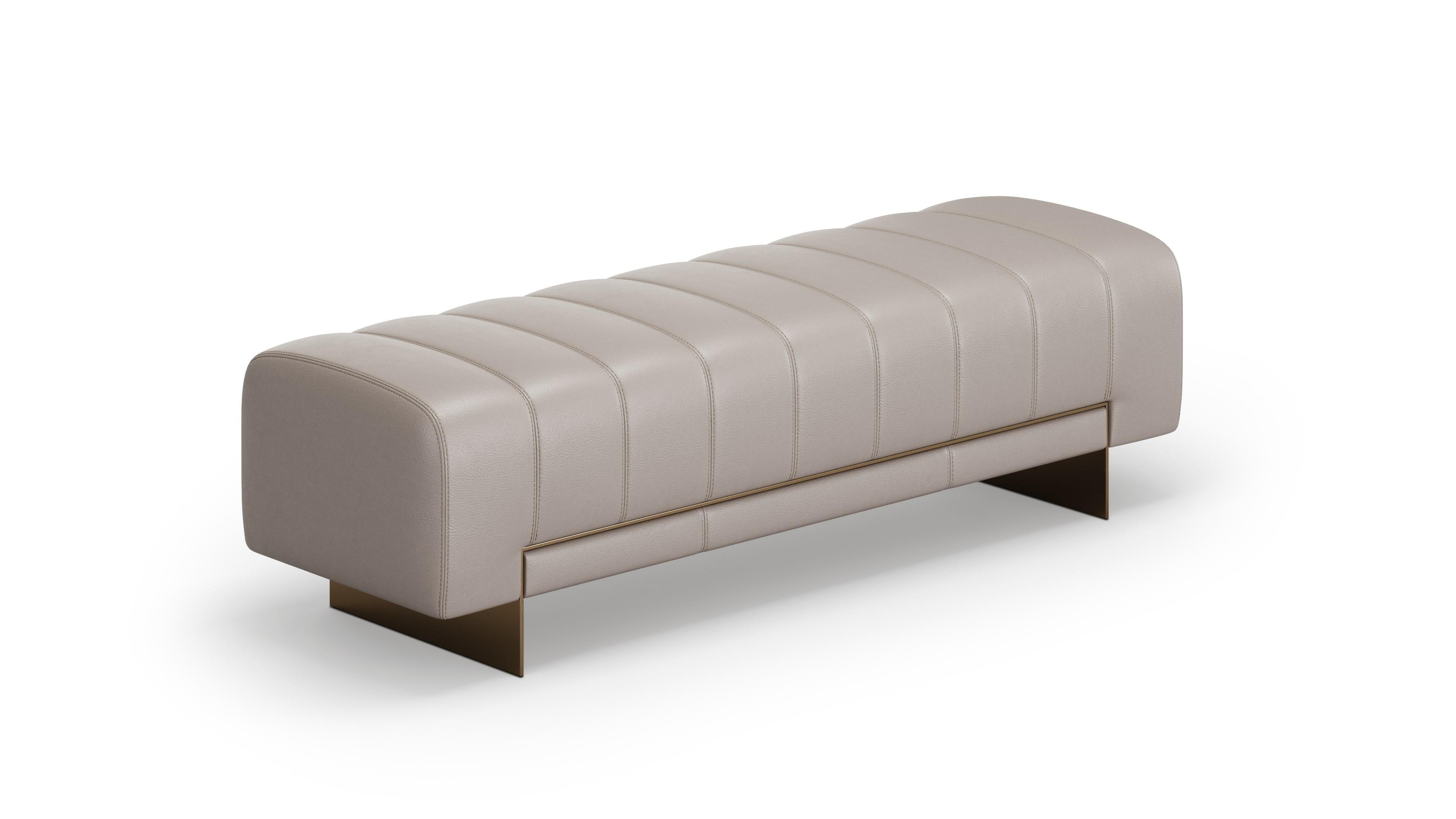 Brossé Banc Bold Camila avec base en métal et détails en bois foncé en vente