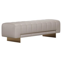 Banc Bold Camila avec base en métal et détails en bois foncé