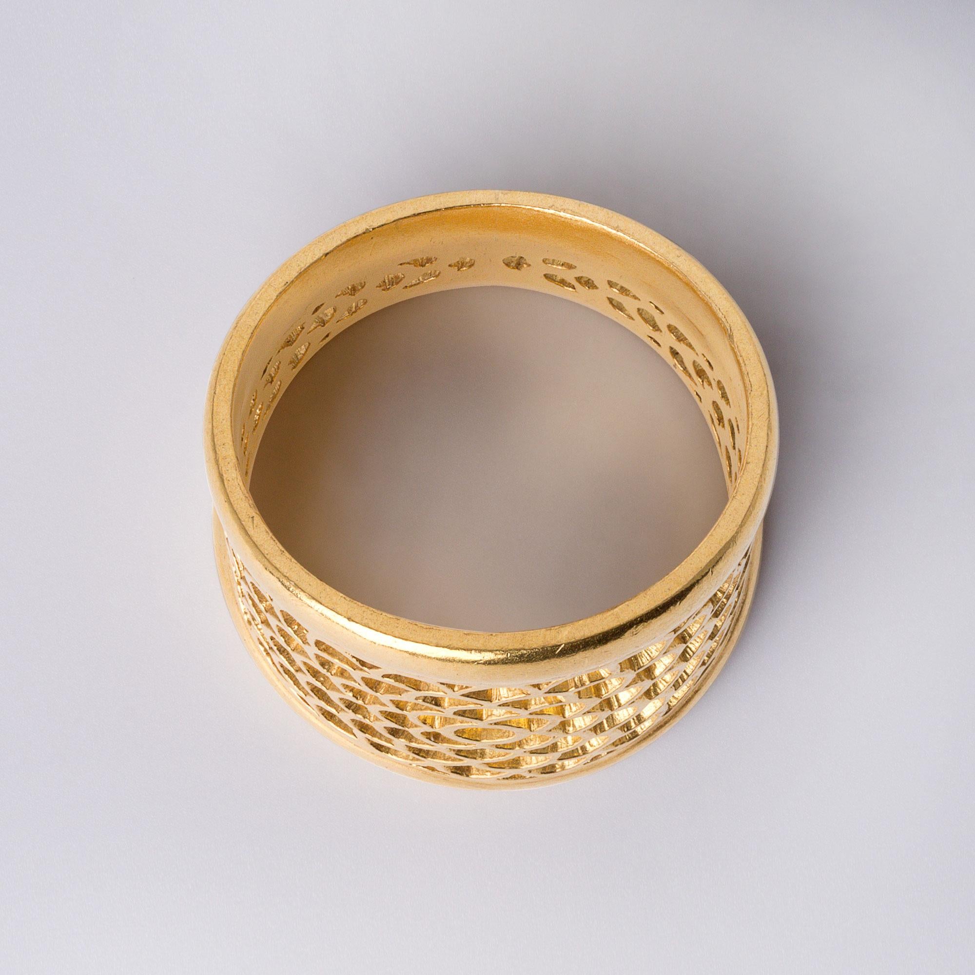 Bold & Chic 22K Gold Floral Cut-Out Wide Statement Band Ring Damen im Angebot