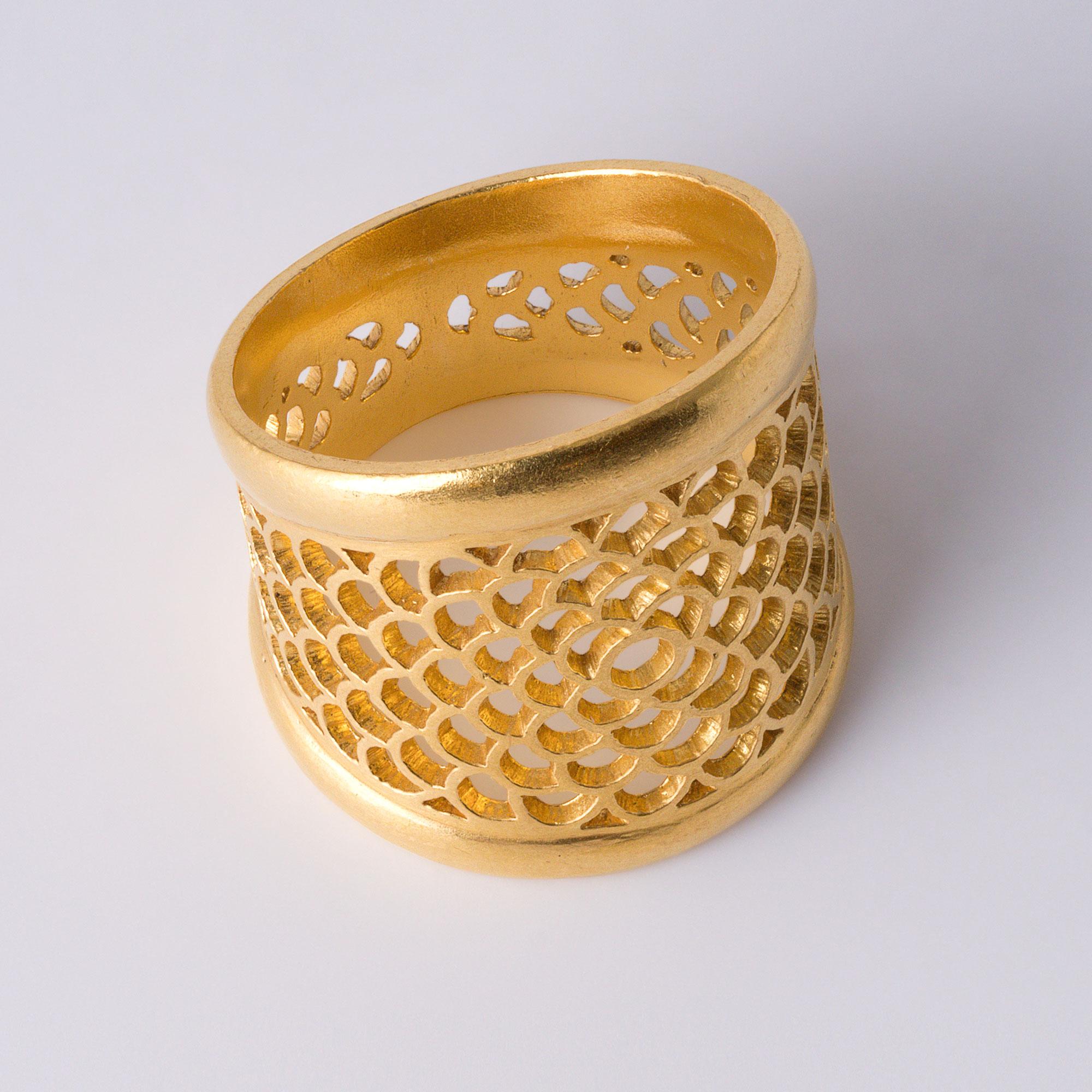 Bold & Chic 22K Gold Floral Cut-Out Wide Statement Band Ring im Angebot 3