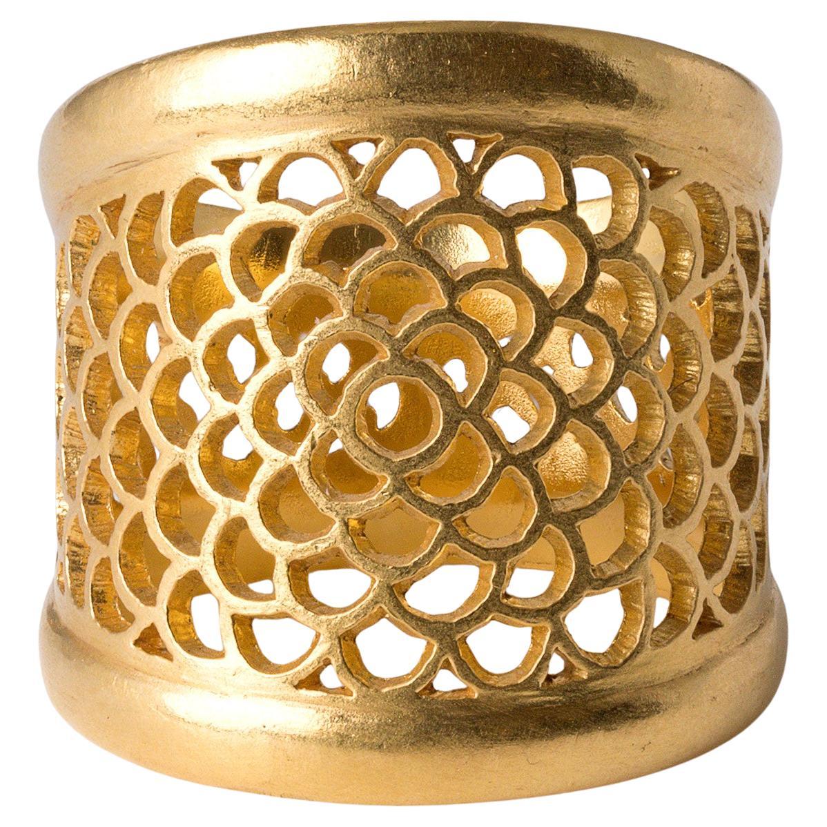 Anello a fascia larga con taglio floreale in oro 22K, audace e chic