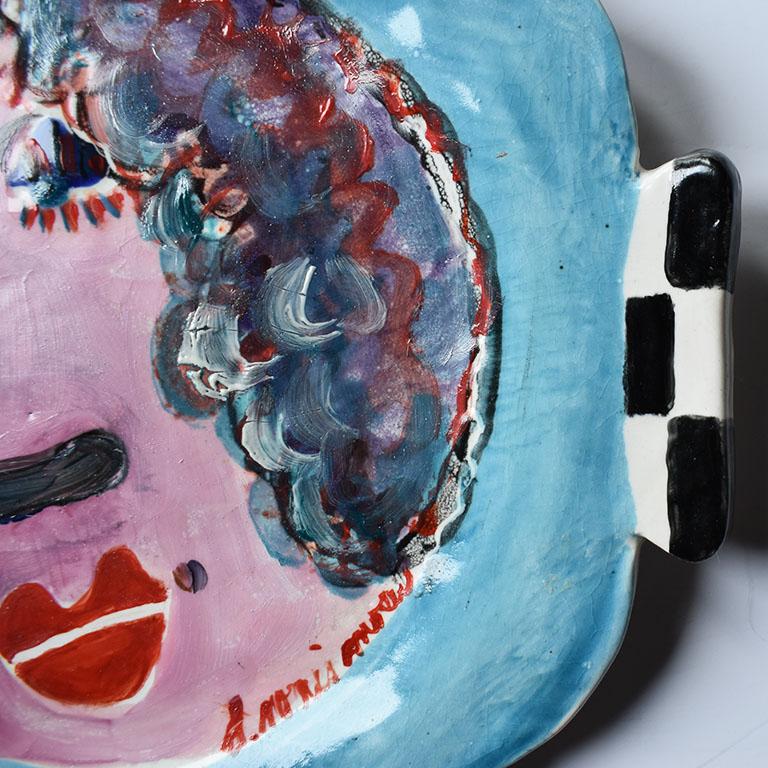 Postmoderne Assiette portrait en céramique moderniste audacieuse et colorée:: suspendue:: d'après Jean Cocteau en vente