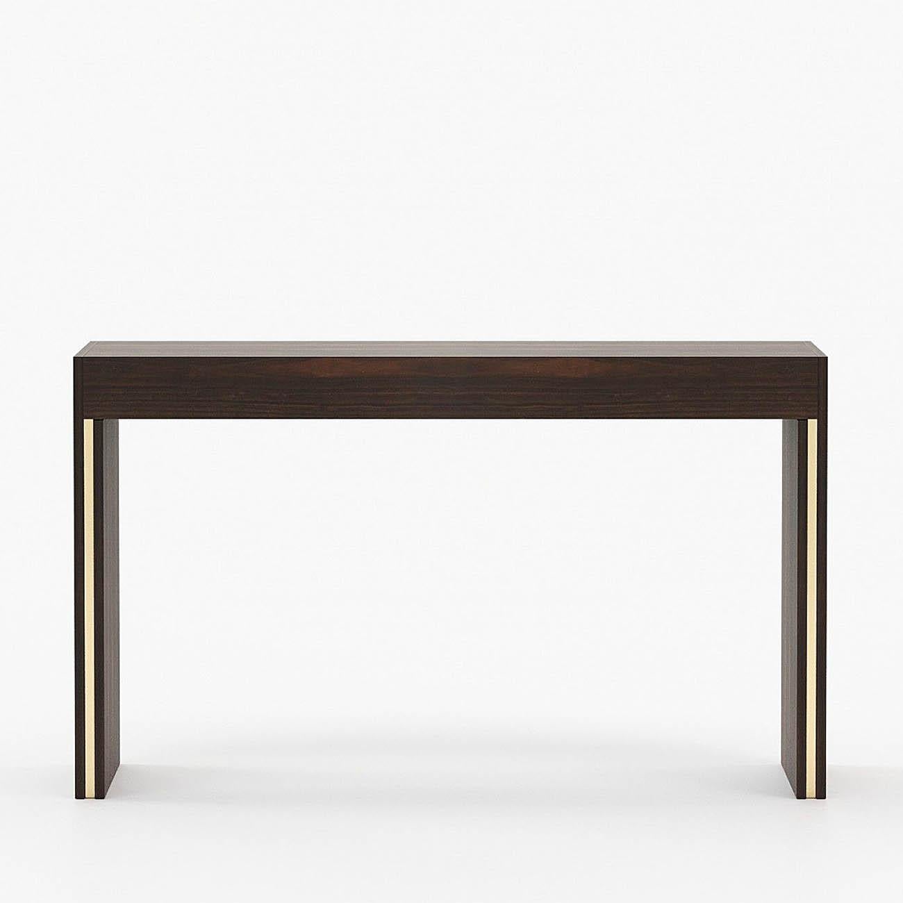 Console table bold with structure in eucalyptus wood
veneer in matte finish. With 1 drawer with easy glide system.
With polished stainless steel trim in gold finish.
Also available in ebony glossy, or in grey eucalyptus glossy
or matte, or in