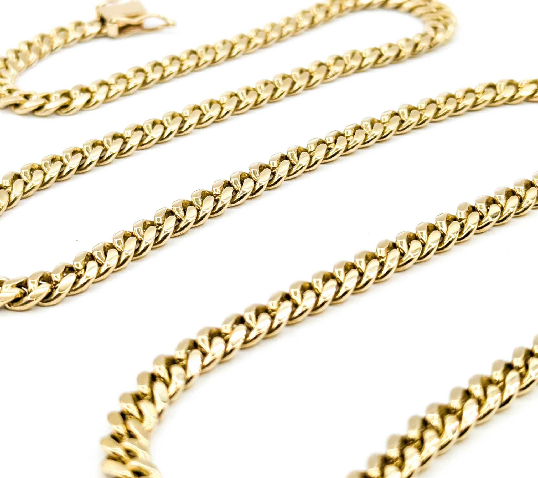 Cette impressionnante chaîne à maillons cubains est fabriquée en or jaune 10k et présente une largeur solide de 6 mm ainsi qu'un fermoir-boîte sécurisé pour une plus grande durabilité. Le design cubain classique est plat et lisse, offrant un look