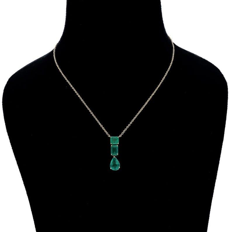Bold Design 3.81 cts Natural Emerald Pendant Necklace / 18k Solid Gold Jewelry / In New Condition In jaipur, IN