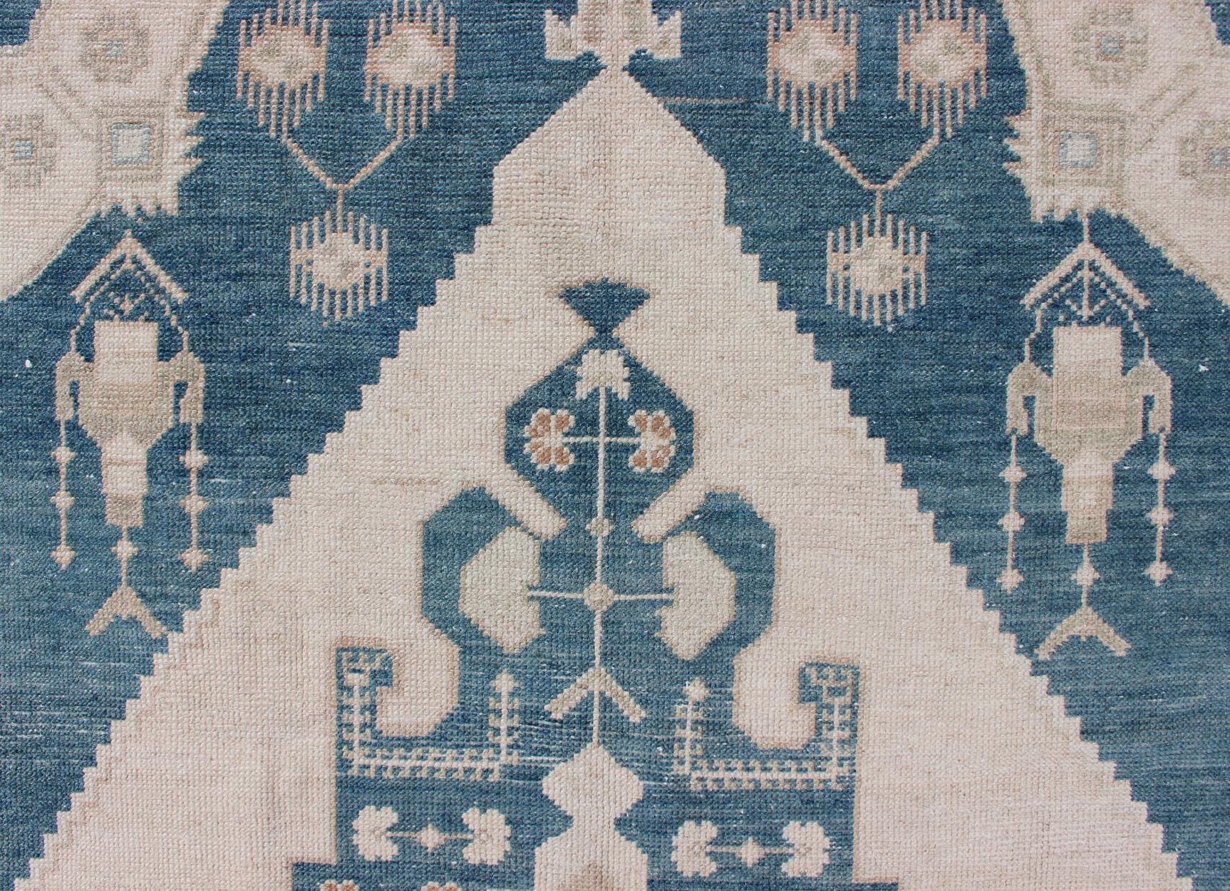 Bold Design Blue and Cream Turkish Oushak with Stretched Medallion In Good Condition For Sale In Atlanta, GA