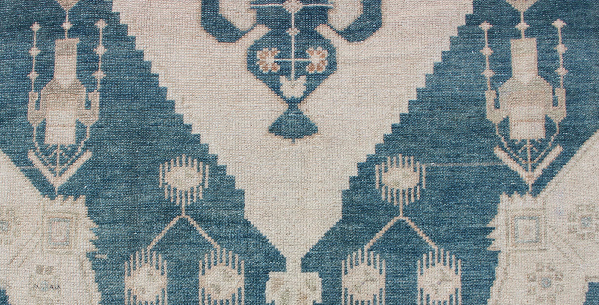 Mid-20th Century Bold Design Blue and Cream Turkish Oushak with Stretched Medallion For Sale