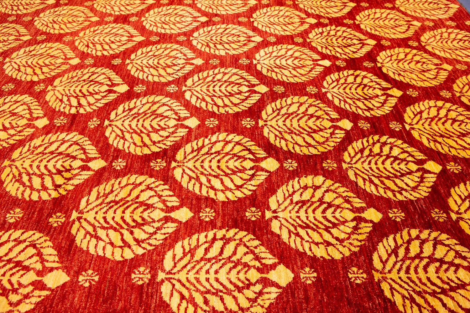 Dieser handgeknüpfte Teppich von Etno Yadan ist ein Kunstwerk für Ihren Boden. Das rote und moderne Design ist kühn und schön, und die hochwertige Handwerkskunst ist in jedem Detail erkennbar. Dieser Teppich verleiht jedem Raum einen Hauch von Luxus