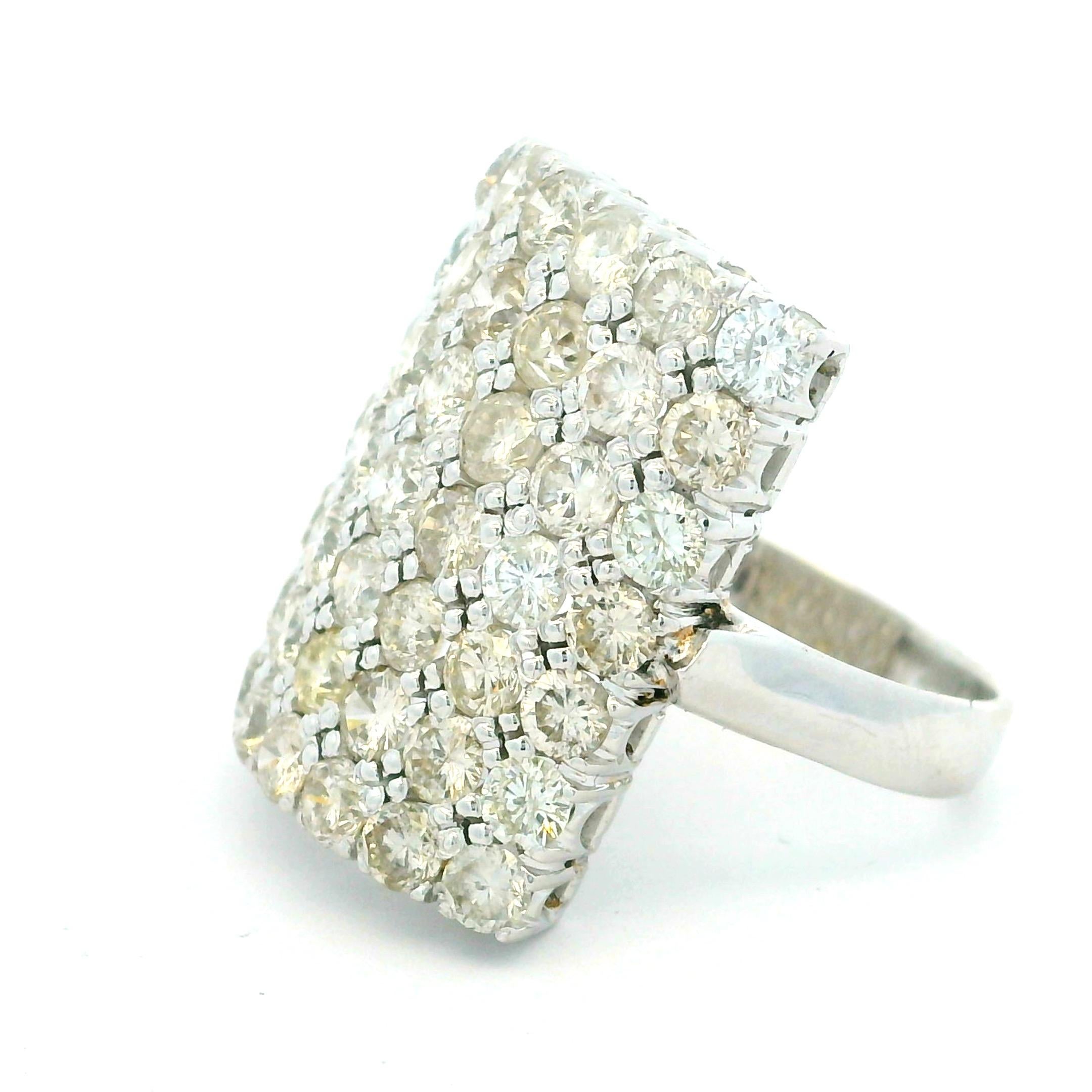 Anillo de cóctel con pavé de diamantes en oro blanco de 18 quilates, 4,00 quilates en venta 5