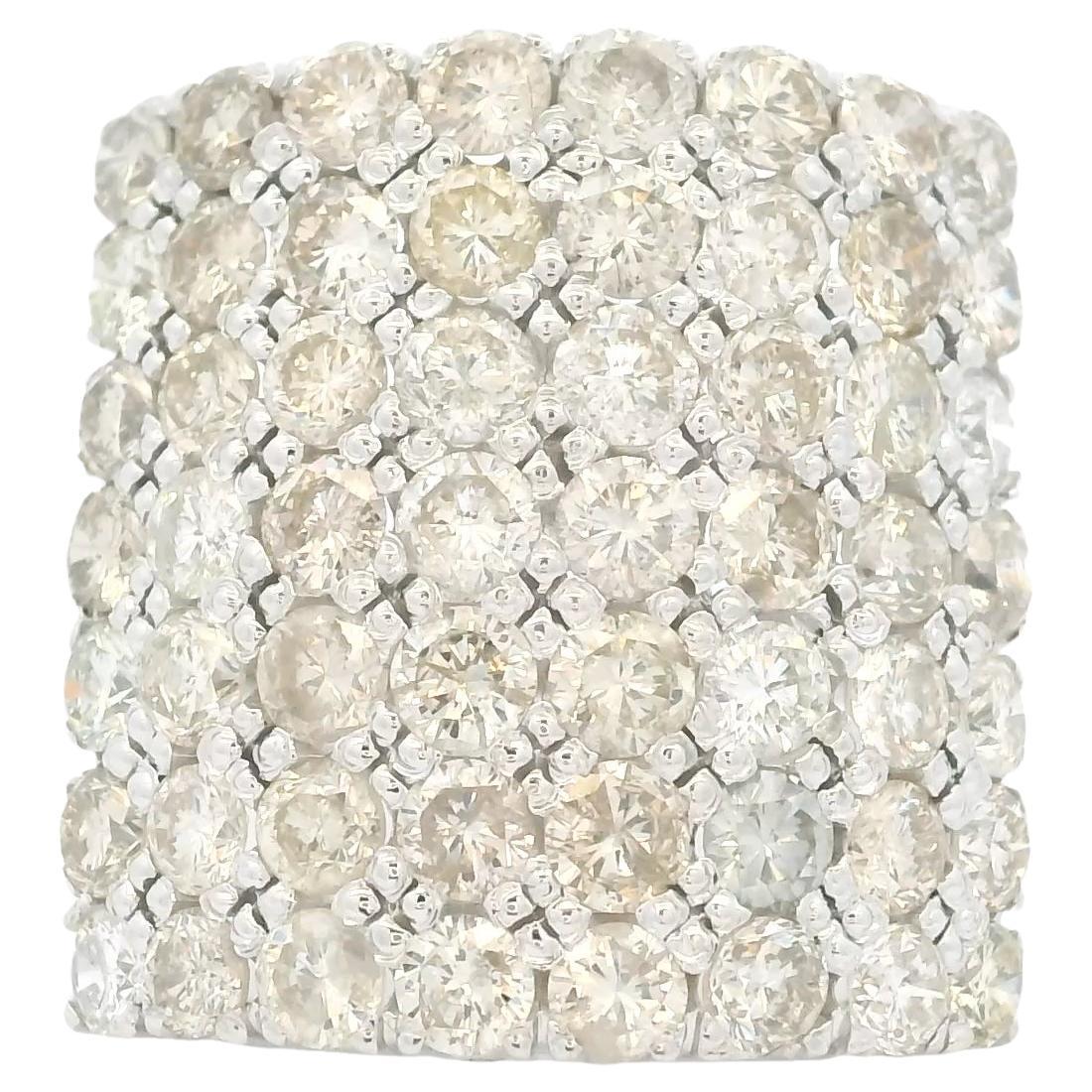 Deslumbrante declaración de refinado glamour, este audaz anillo de cóctel está elaborado en lustroso oro blanco de 18 quilates y totalmente engastado en pavé con 56 diamantes redondos talla brillante que suman aproximadamente 4,00 quilates. La