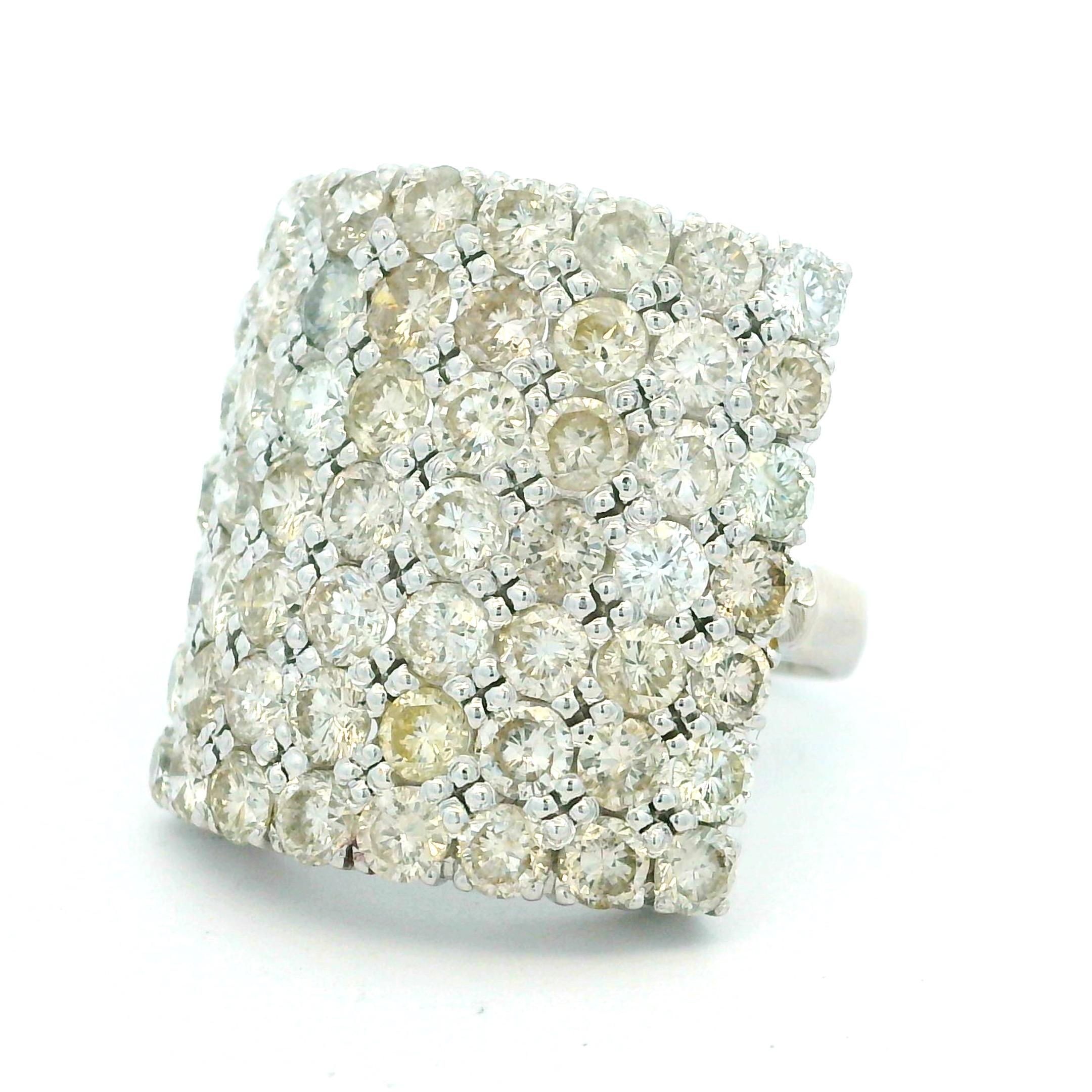 Anillo de cóctel con pavé de diamantes en oro blanco de 18 quilates, 4,00 quilates Modernista en venta