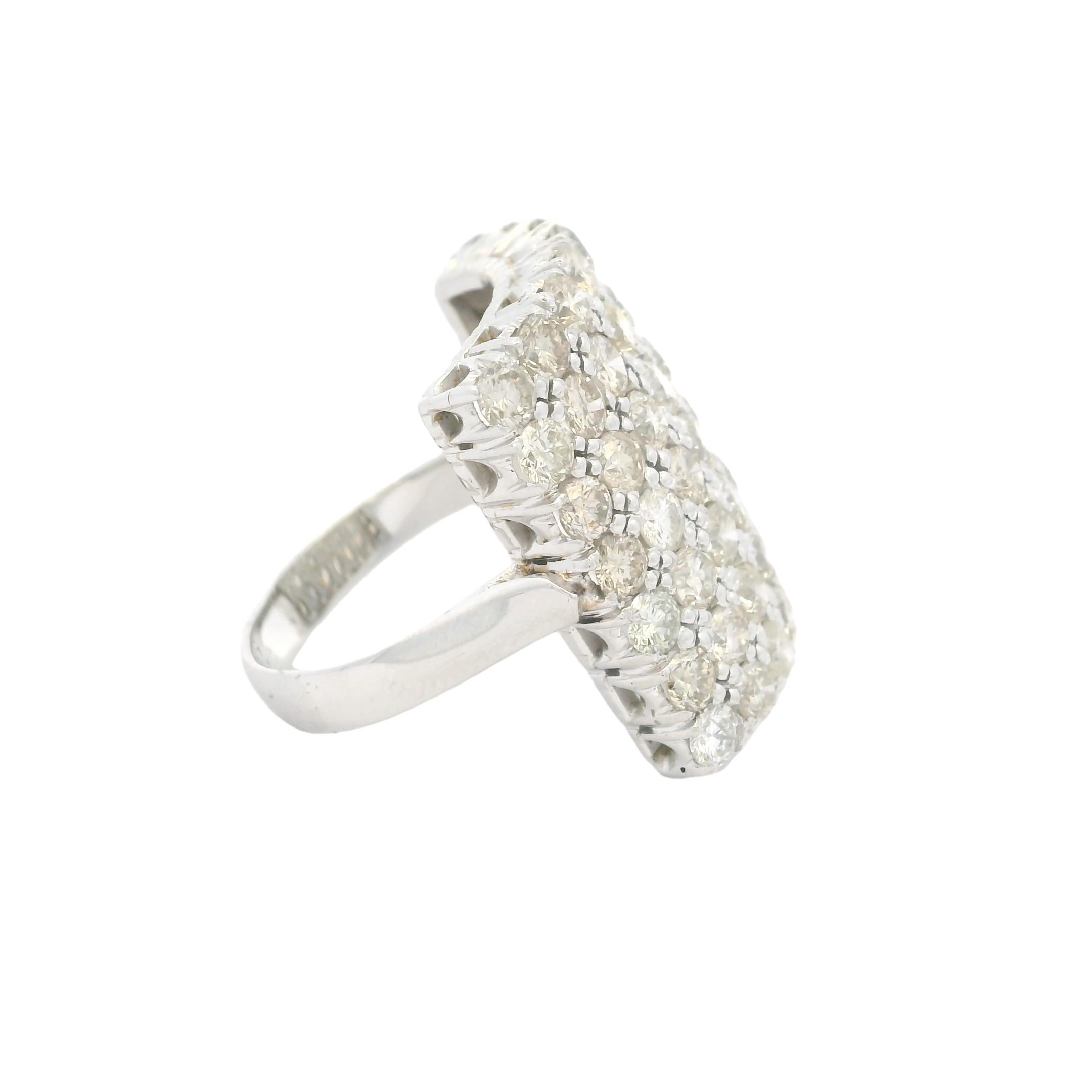 Anillo de cóctel con pavé de diamantes en oro blanco de 18 quilates, 4,00 quilates Corte redondo en venta