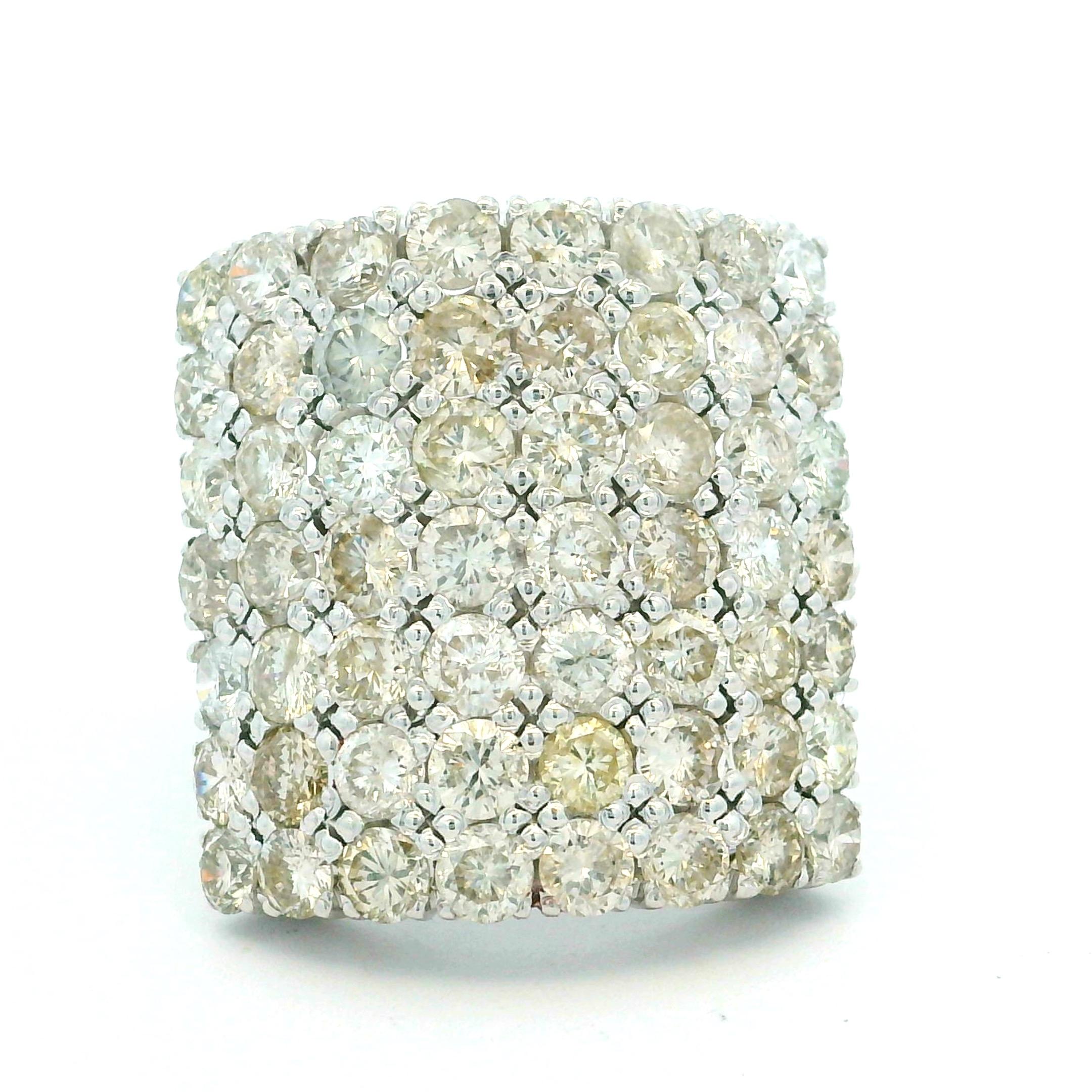 Anillo de cóctel con pavé de diamantes en oro blanco de 18 quilates, 4,00 quilates Corte redondo en venta