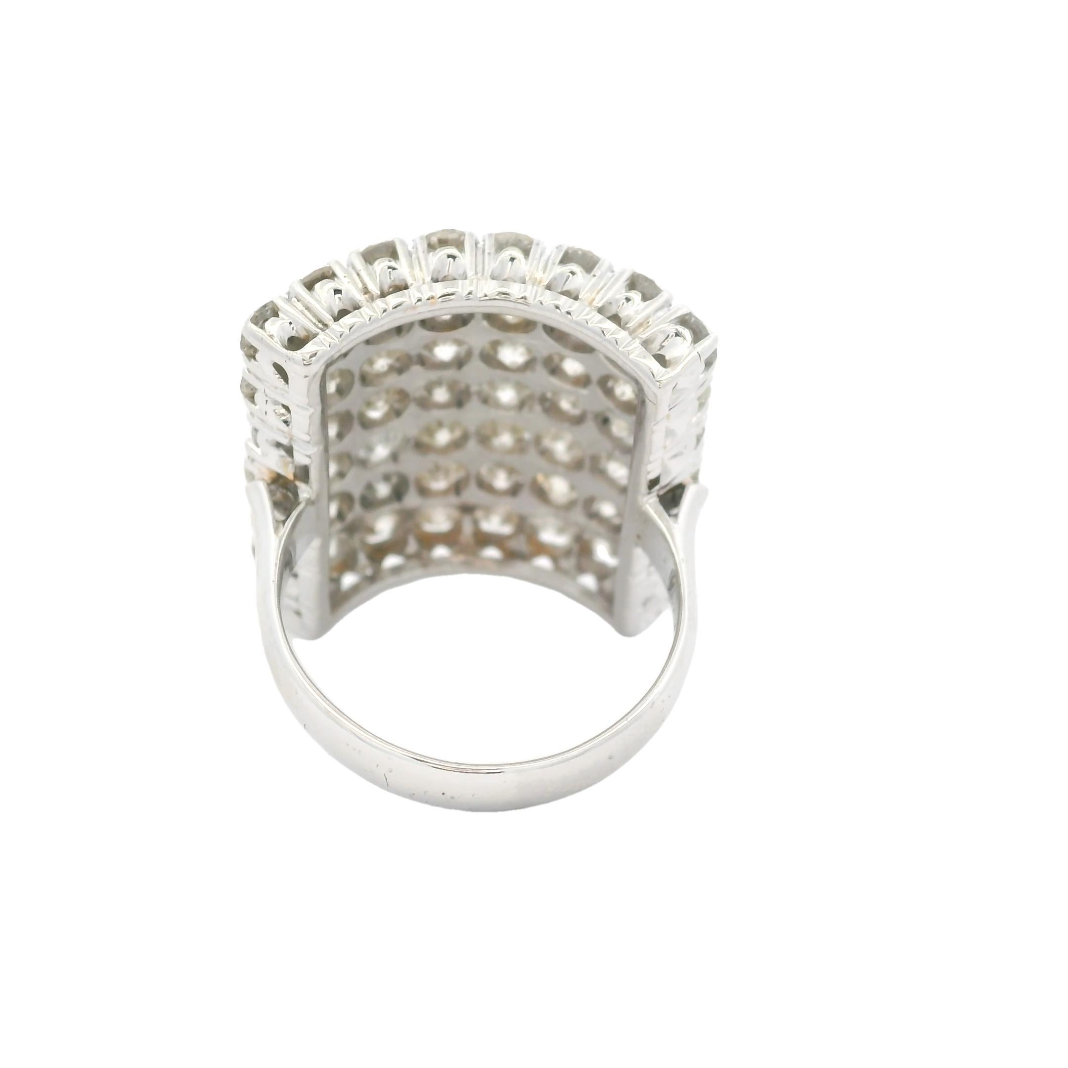 Anillo de cóctel con pavé de diamantes en oro blanco de 18 quilates, 4,00 quilates en Excelente estado para la venta en Miami, FL