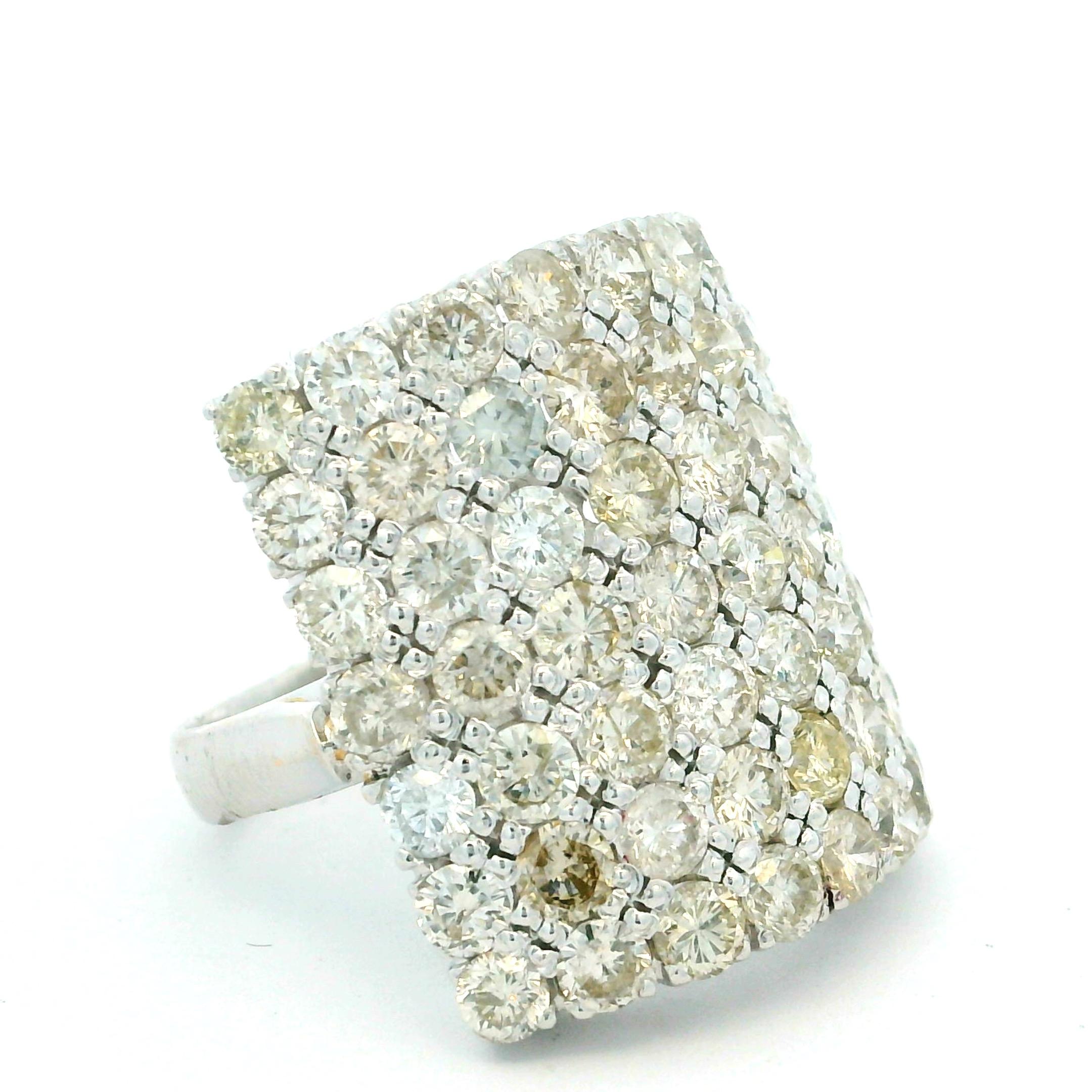 Anillo de cóctel con pavé de diamantes en oro blanco de 18 quilates, 4,00 quilates en Excelente estado para la venta en Miami, FL