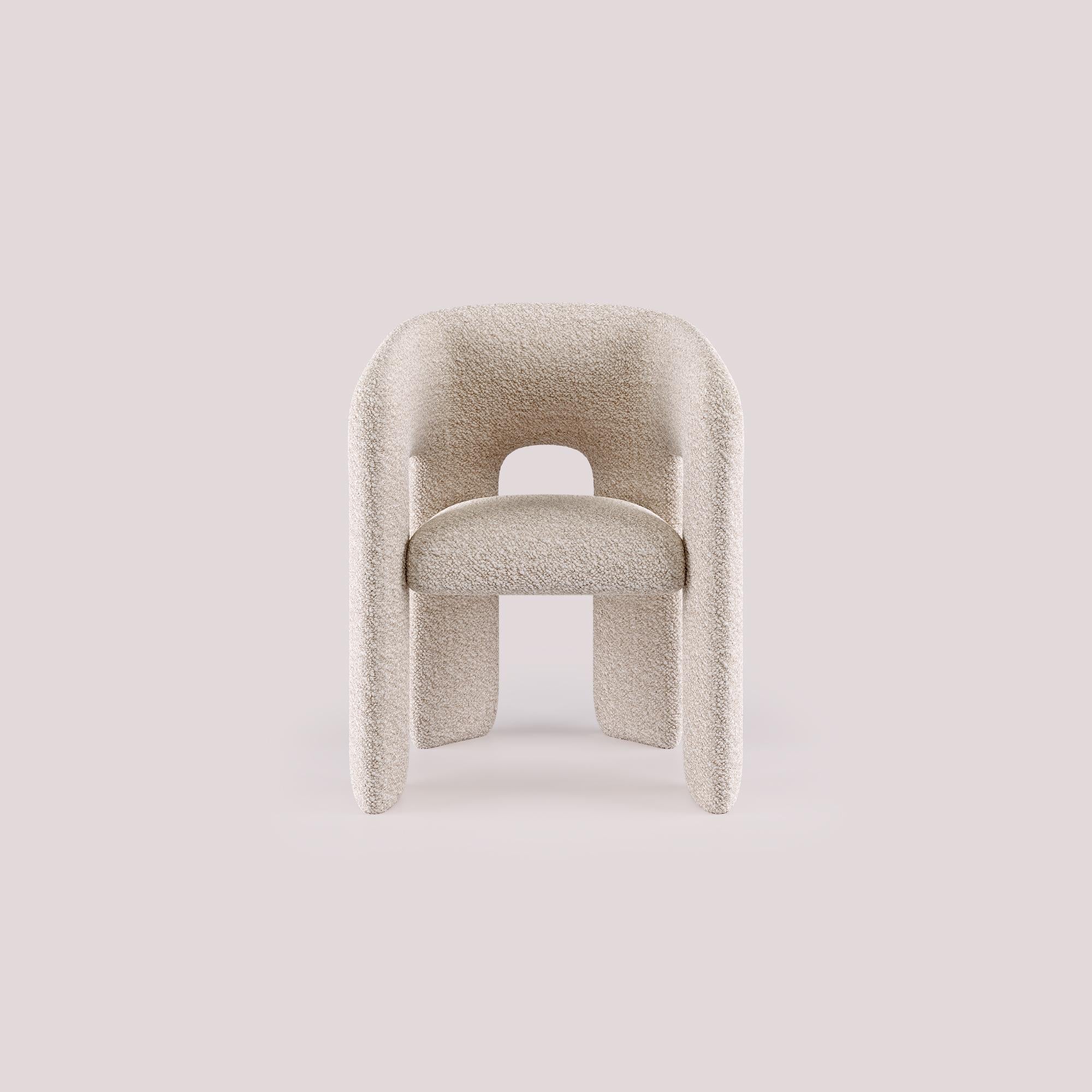 Avec un design moderne et raffiné, le fauteuil de salle à manger Bold incarne l'essence même de la vie contemporaine. Une pièce qui séduit par son élégance intemporelle et son charme sophistiqué. Sa silhouette épurée et ses finitions luxueuses
