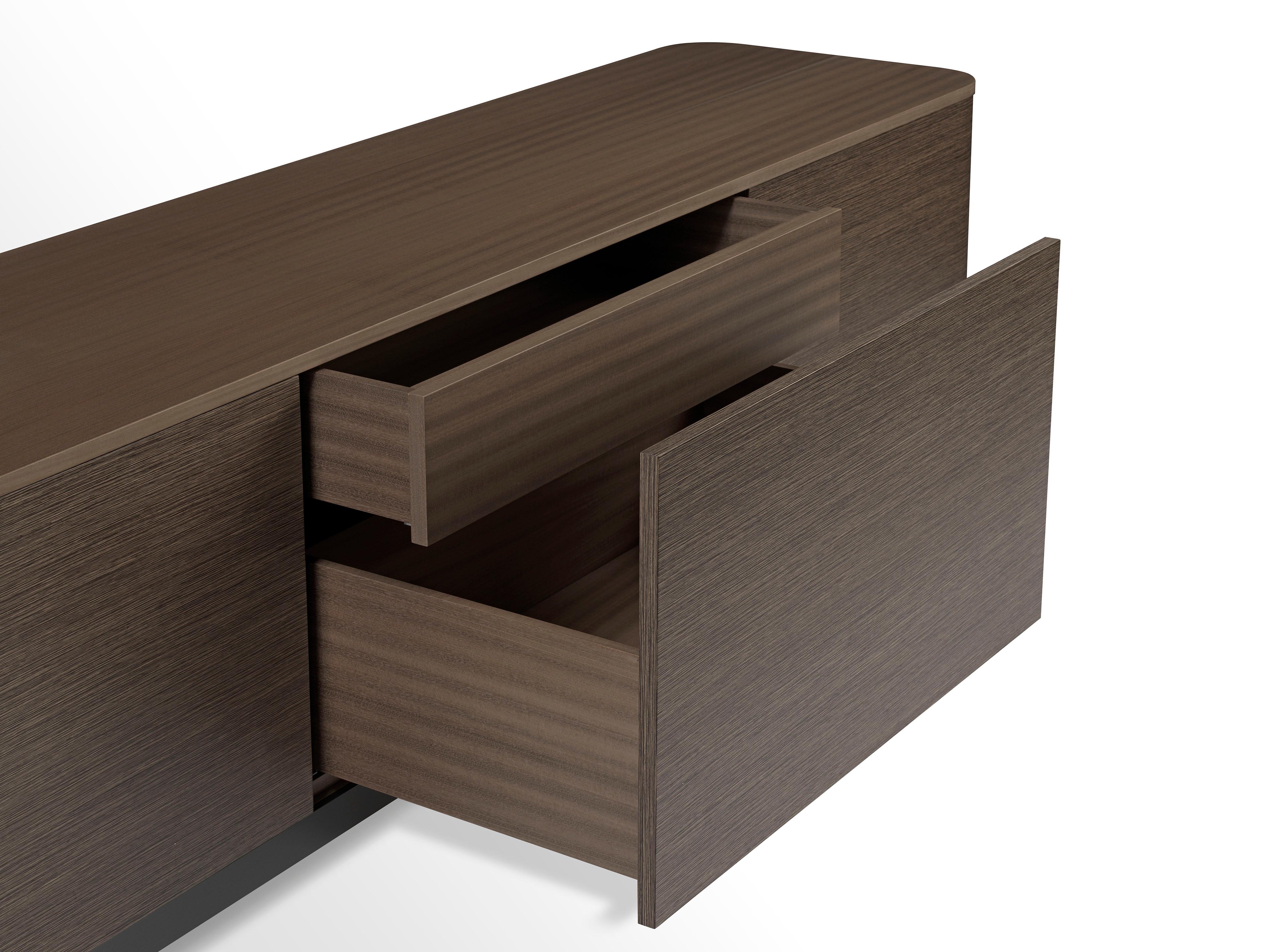 Bold Esszimmerschrank aus neuem Limonenholz mit schwarz-goldenenen Beinen von Elisa Giovannoni (21. Jahrhundert und zeitgenössisch) im Angebot
