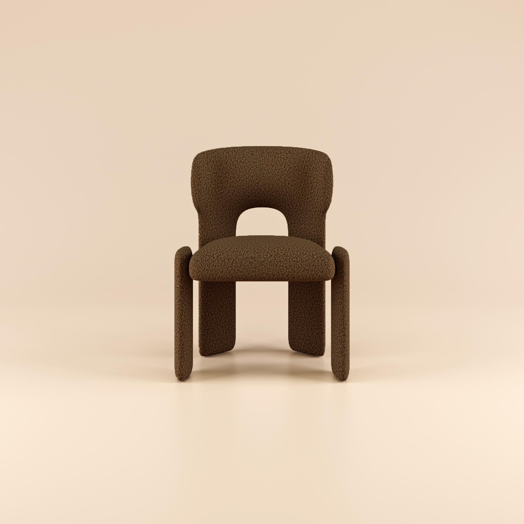 Témoignage d'un nouveau niveau de design moderne, la chaise de salle à manger Bold allie harmonieusement forme et fonction, rehaussant toute expérience culinaire par son élégance raffinée.

Des décennies d'expertise en matière de conception