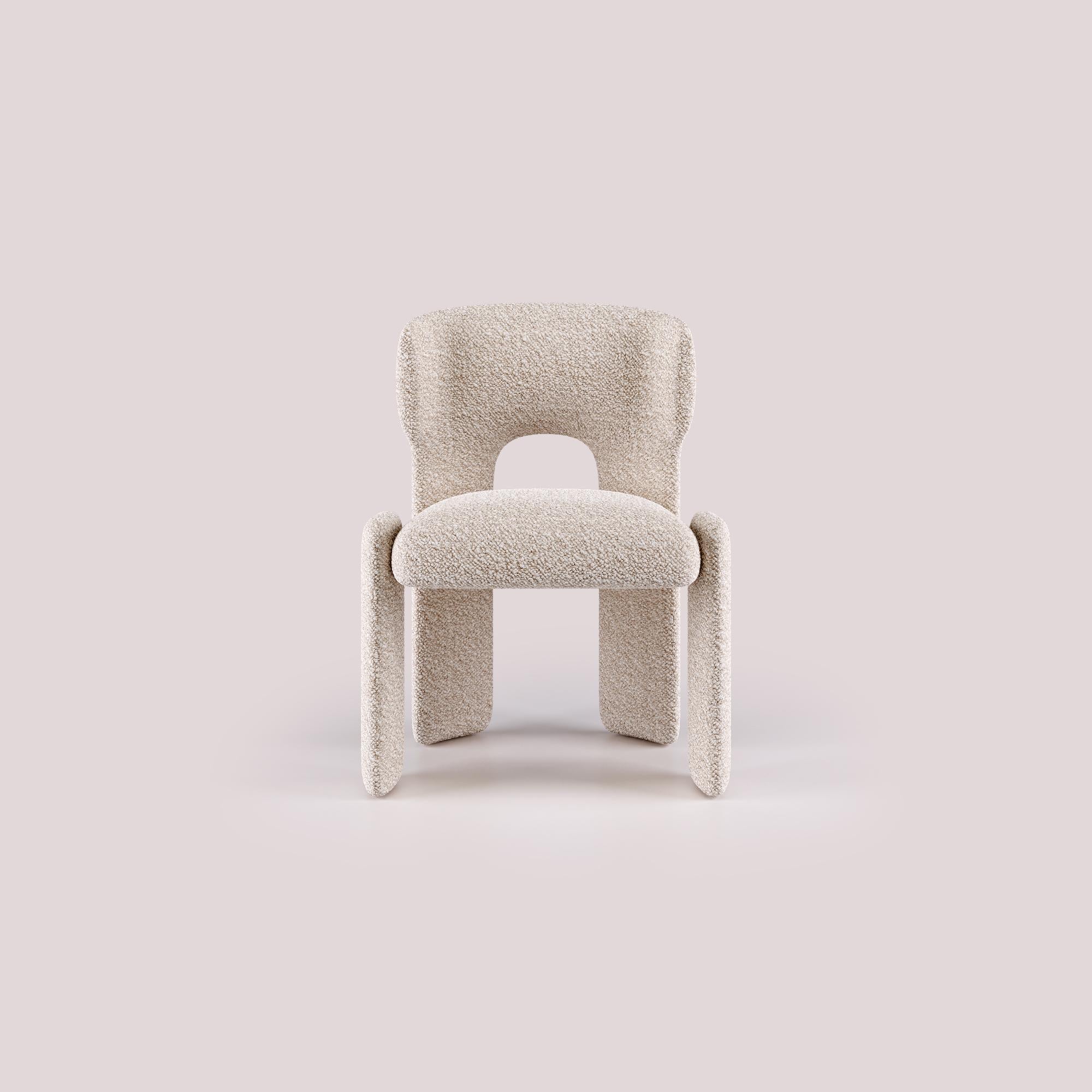 Témoignant d'un nouveau niveau de design moderne, la chaise de salle à manger Bold allie harmonieusement forme et fonction, rehaussant toute expérience culinaire par son élégance raffinée.

Des décennies d'expertise en matière de conception