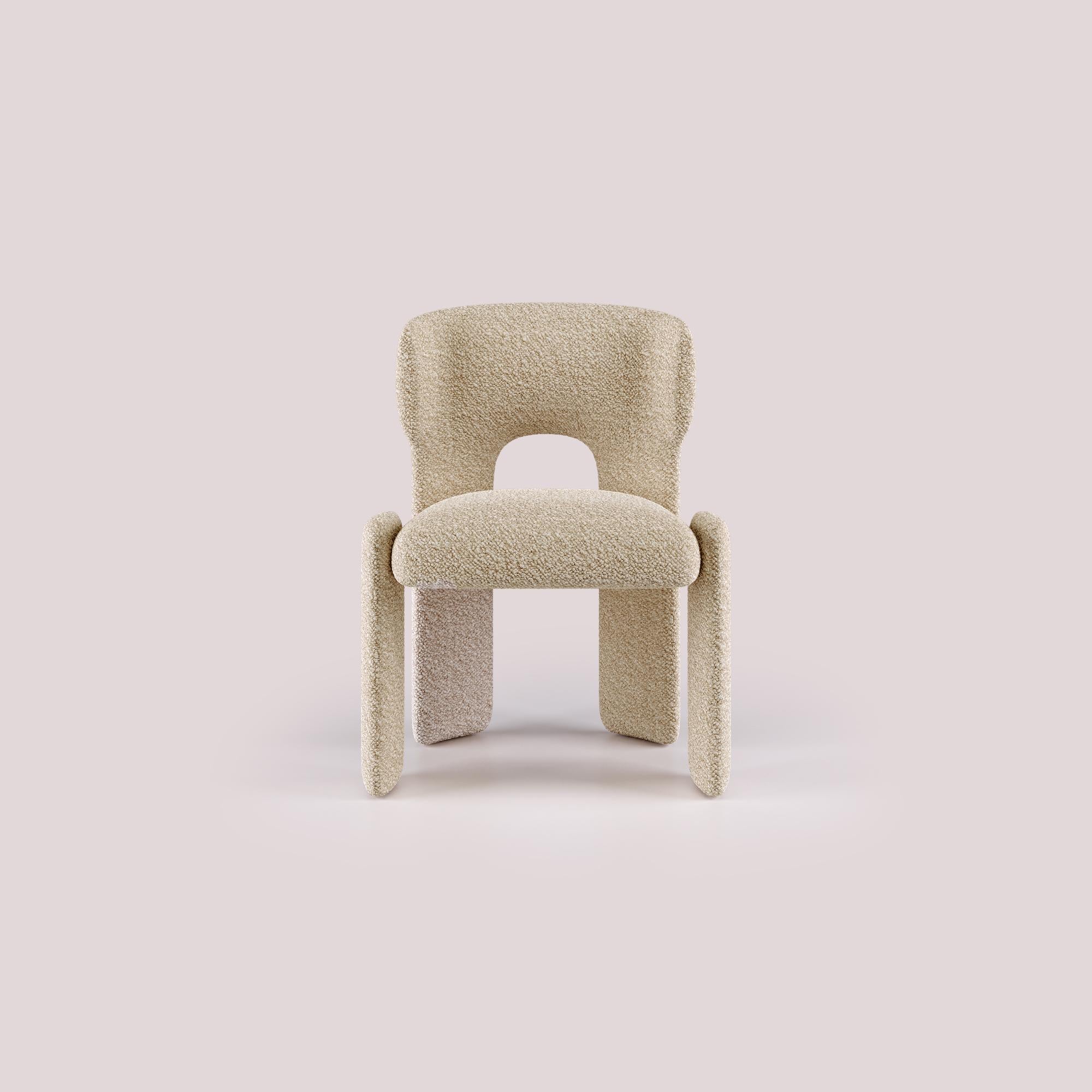 Témoignant d'un nouveau niveau de design moderne, la chaise de salle à manger Bold allie harmonieusement forme et fonction, rehaussant toute expérience culinaire par son élégance raffinée.

Des décennies d'expertise en matière de conception