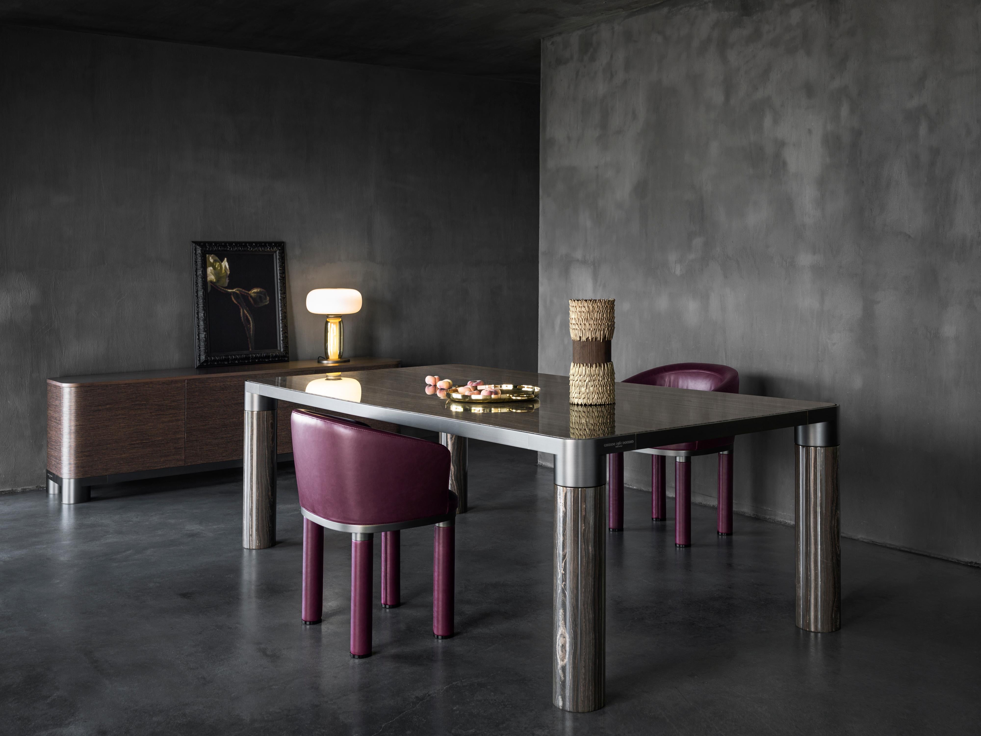 Marbre Table de salle à manger audacieuse avec plateau en marbre Sahara Noir et or noir en vente