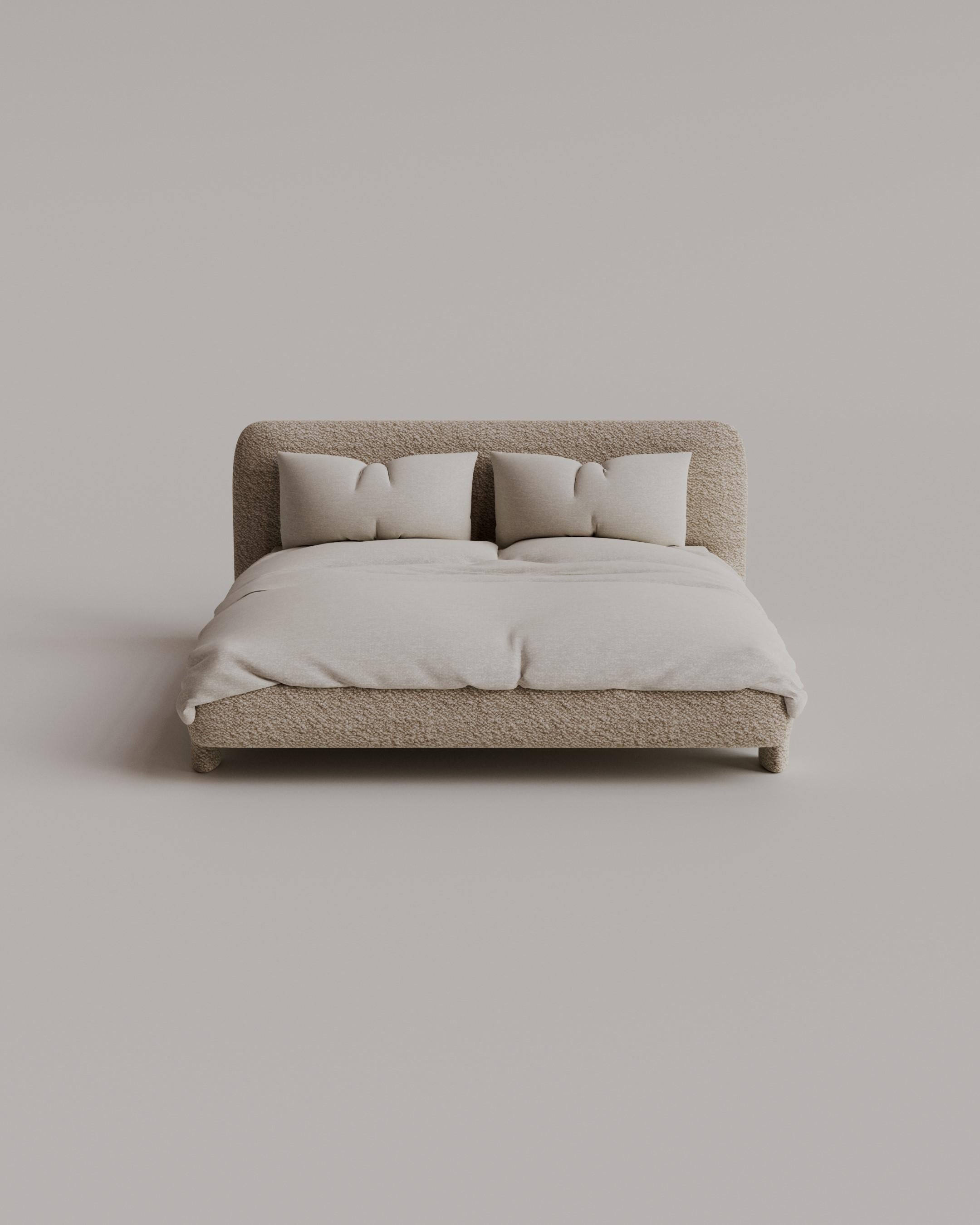 Entrez dans le royaume du luxe inégalé avec le lit double Bold, où le confort rencontre l'opulence pour créer un havre dédié à la sérénité et à la relaxation. La fusion harmonieuse d'un confort supérieur et d'un design exceptionnel ouvre la voie à