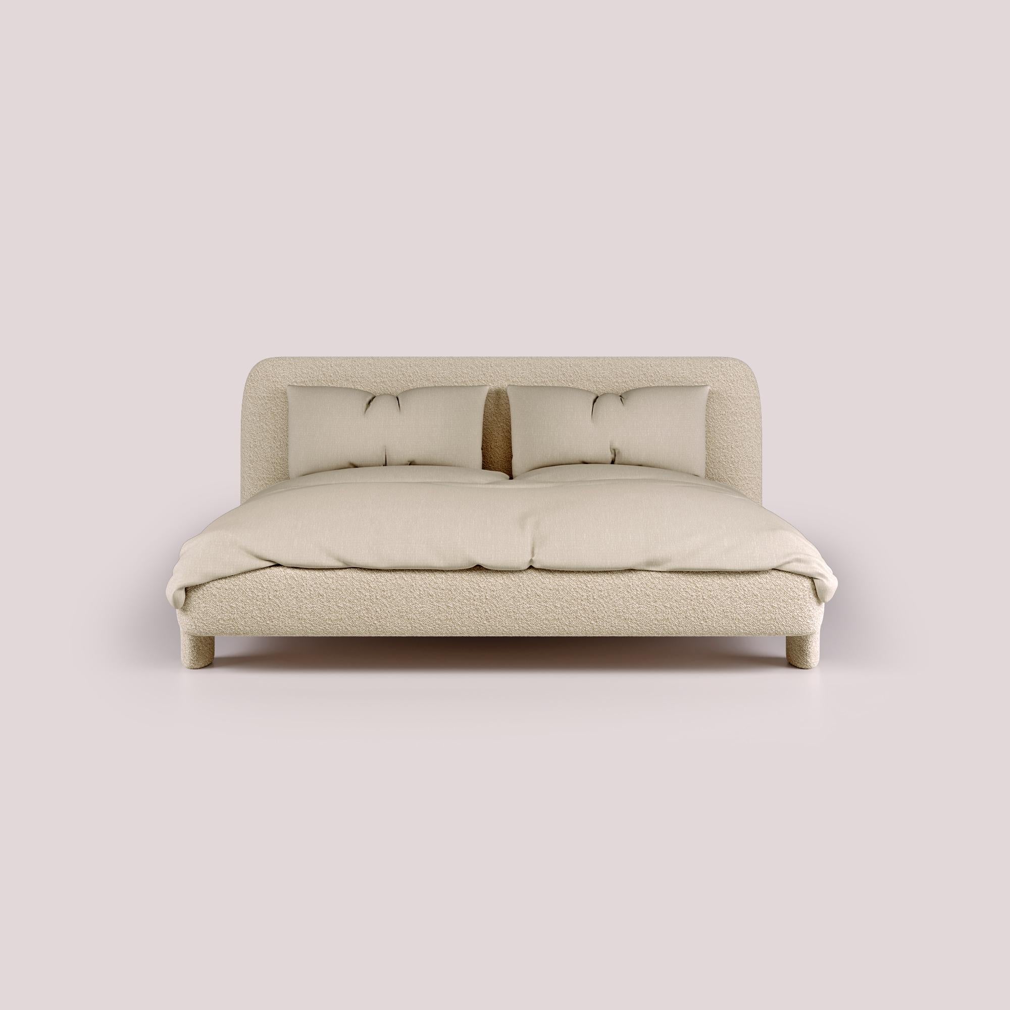 Treten Sie ein in das Reich des unvergleichlichen Luxus mit dem Bold Double Bed, in dem Komfort auf Opulenz trifft, um einen Ort der Ruhe und Entspannung zu schaffen. Die nahtlose Verschmelzung von überragendem Komfort und außergewöhnlichem Design