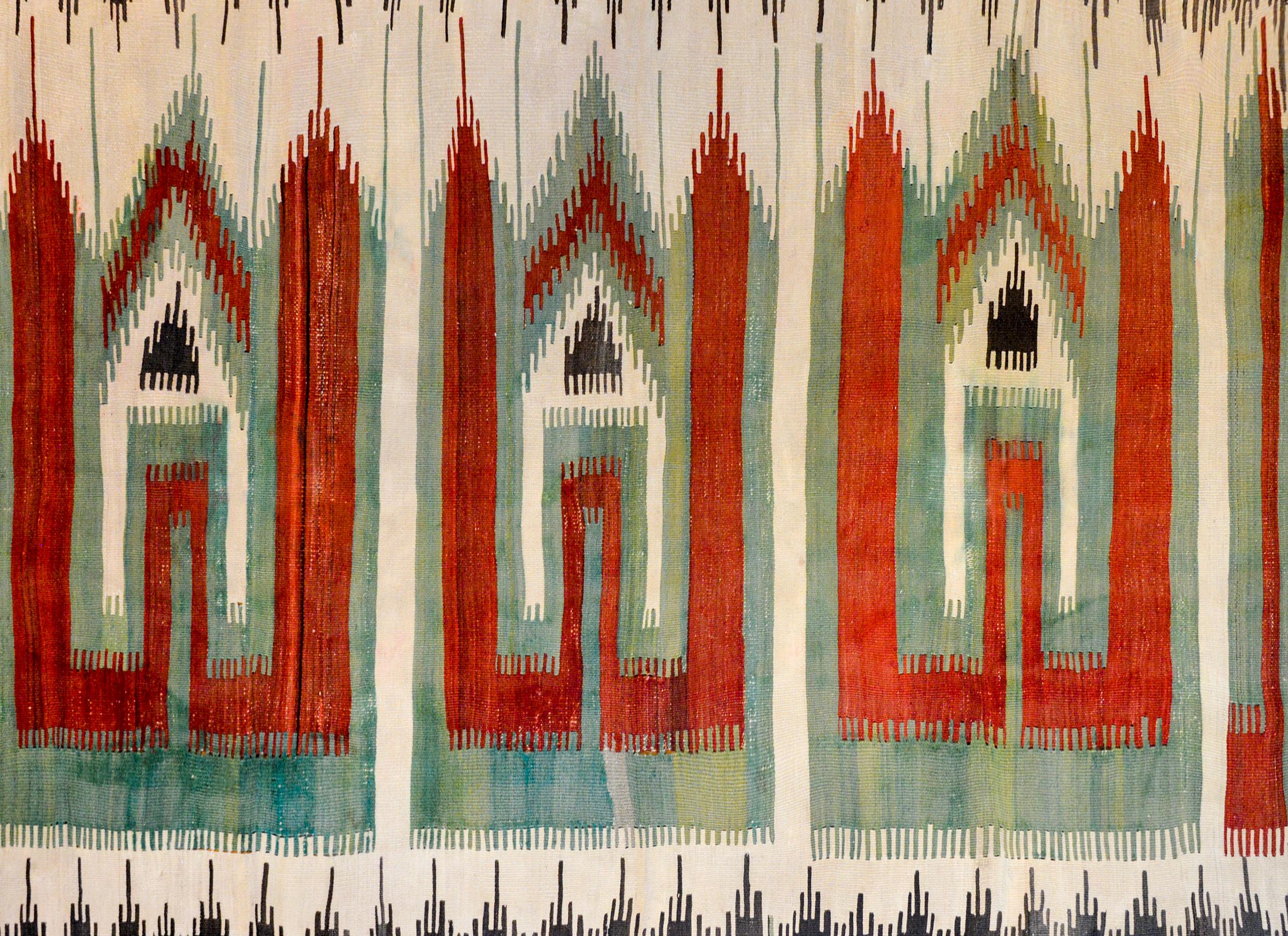 Ein fantastischer persischer Schahsevan-Kilim-Teppich aus dem frühen 20. Jahrhundert mit mehreren abstrakten, kühnen Formen aus karminroter, grüner, weißer und schwarzer pflanzengefärbter Wolle.
