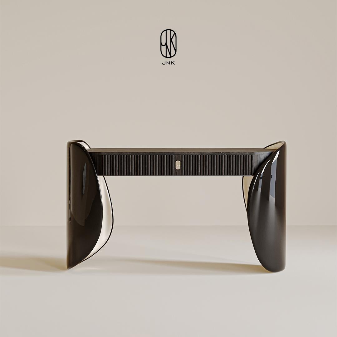 Console Torres 

Il présente un design audacieux et contemporain. Il se compose de deux grands panneaux latéraux incurvés. L'une des faces des panneaux présente une finition noire brillante, tandis que l'autre présente une teinte ambrée translucide,